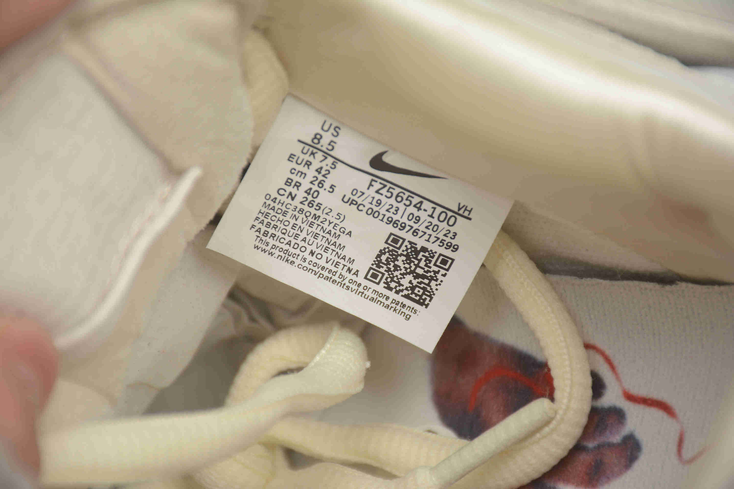 SB Dunk Low Valentine's Day Light Bone FZ5654-100
