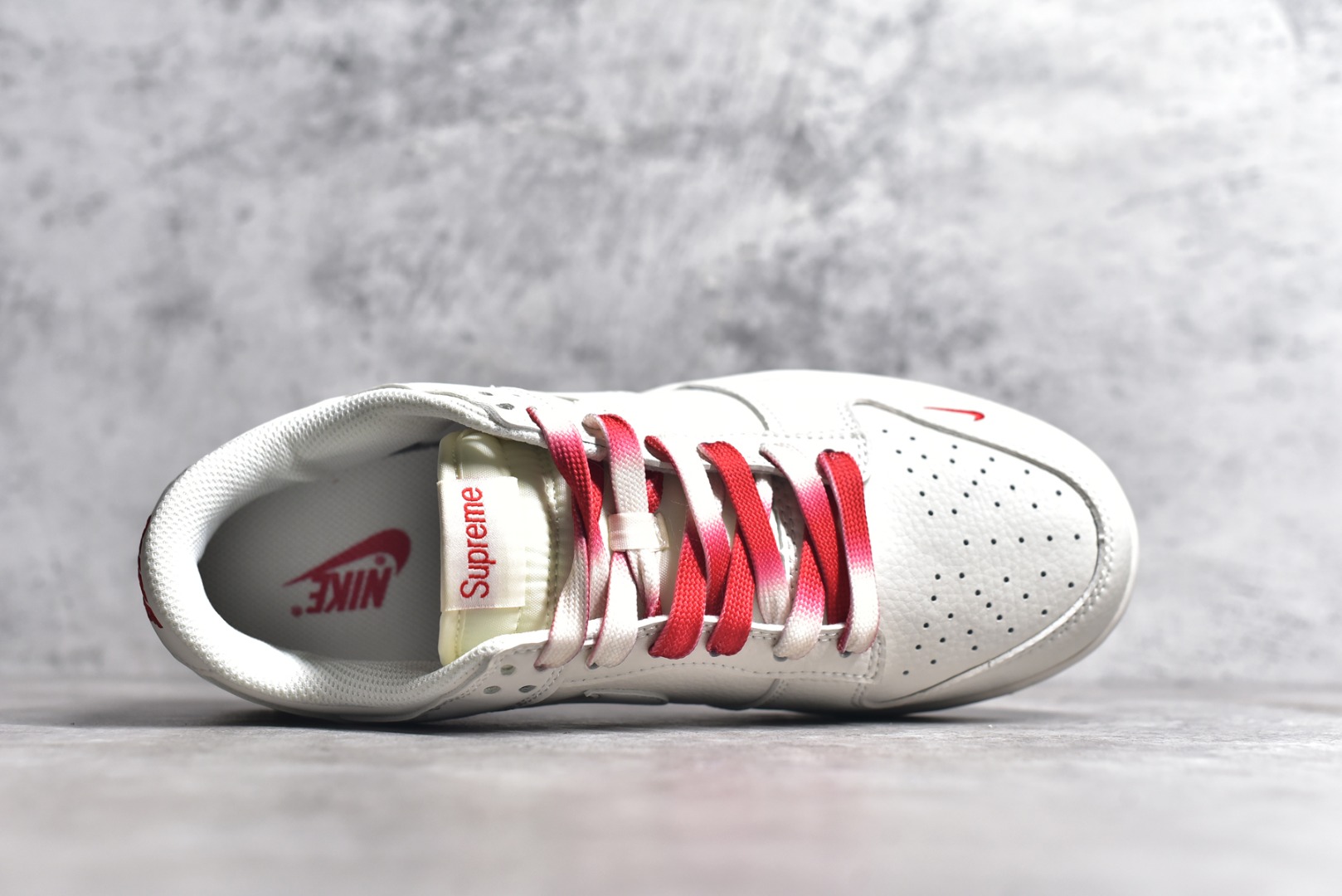 SB DUNK LOW X SUPREME BB8675-107