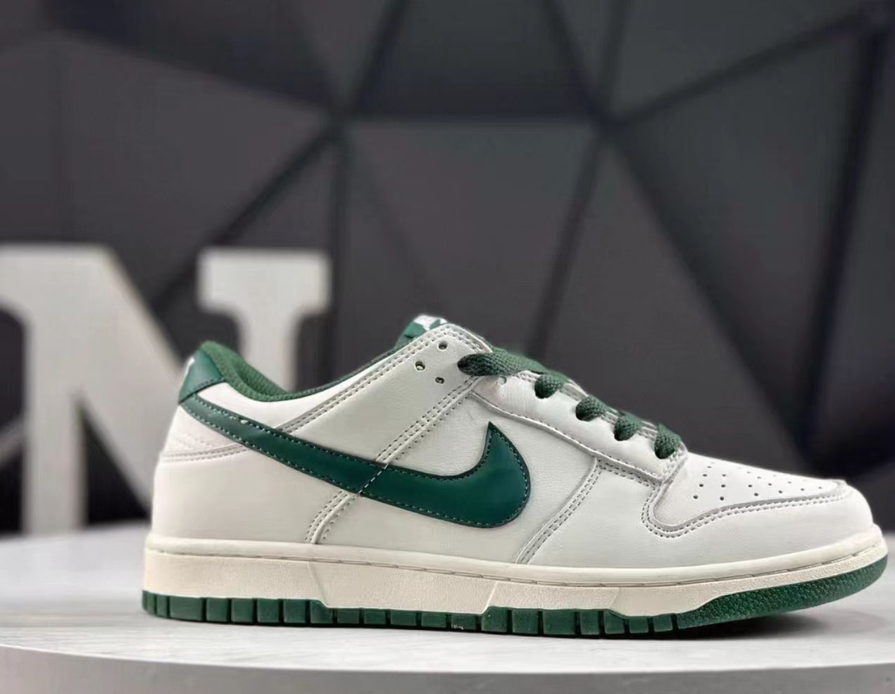 Nike Dunk Low Retro "Sail / Gorge Green"，