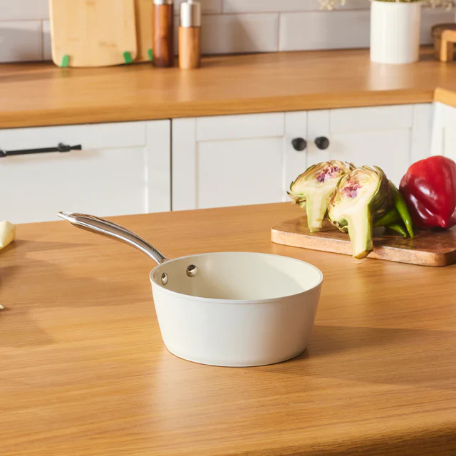 Casserole à Sauce Karaca Swiss Crystal Almond Cream avec Manche en Acier Inoxydable – 18 cm