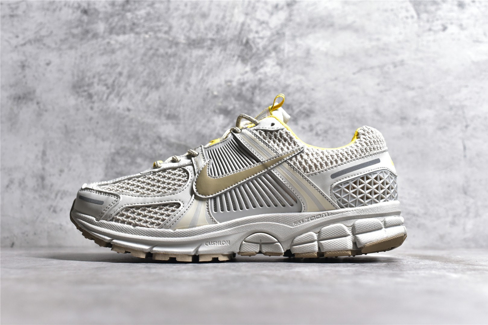 NIKE ZOOM VOMERO 5 LIGHT BONE YELLOW (W)  FJ7694-020