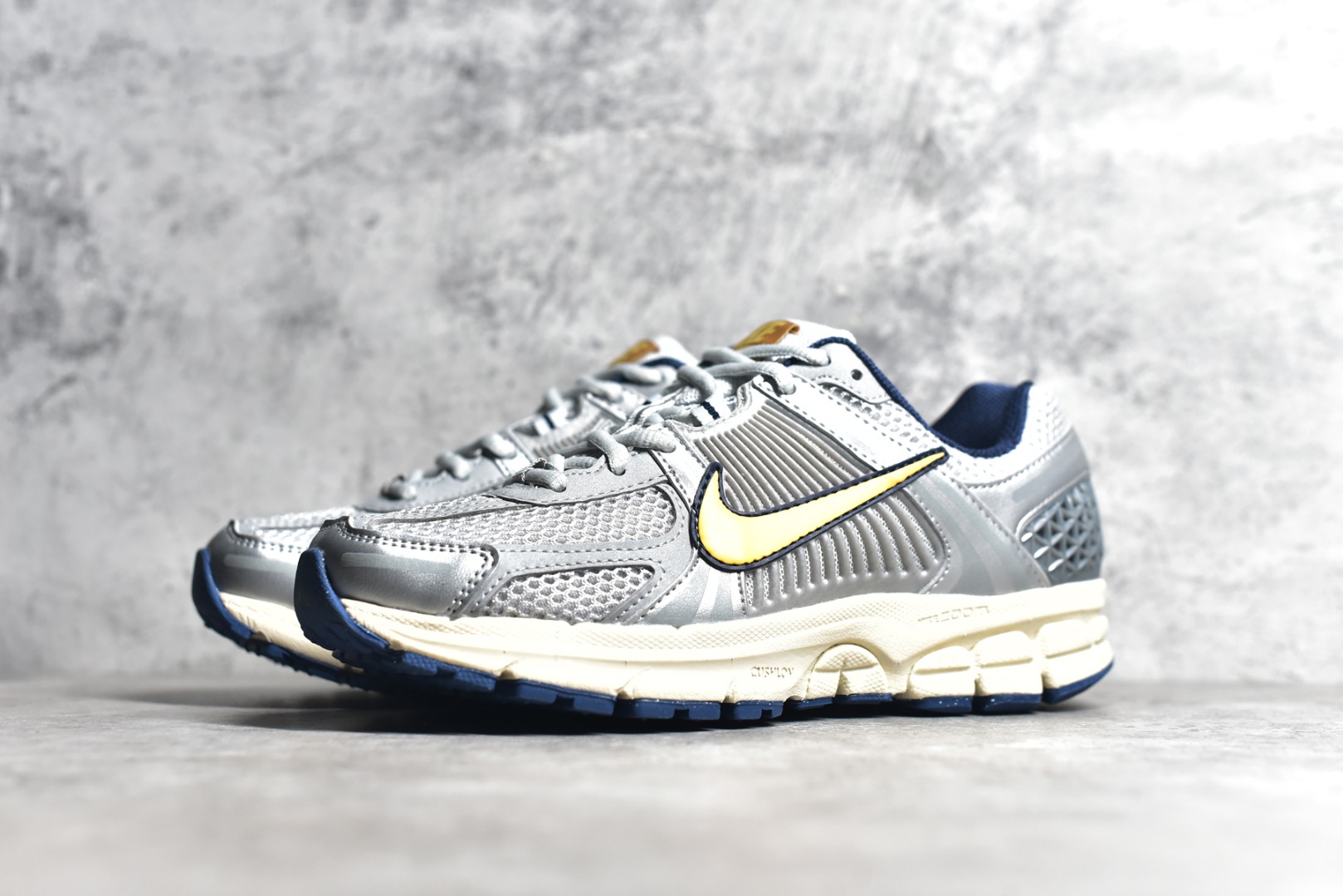 NIKE ZOOM VOMERO 5 PURE PLATINUM LASER ORANGE  FJ4151-001