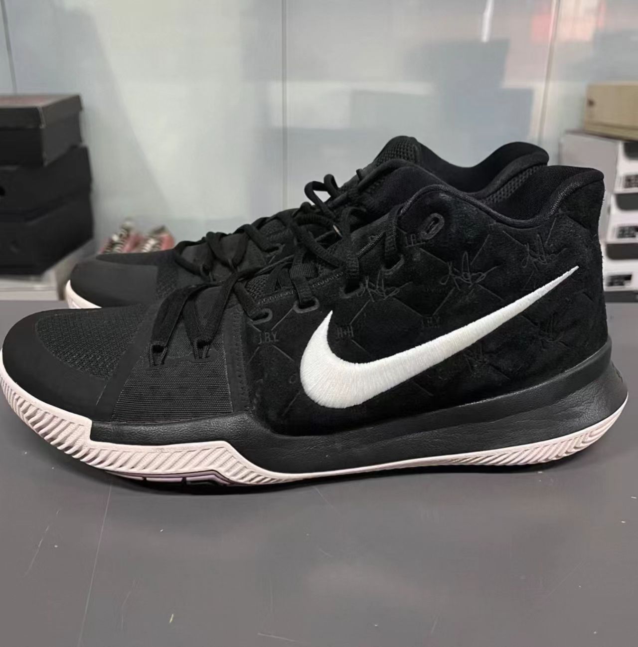 Nike Kyrie 3 Low Black Suede