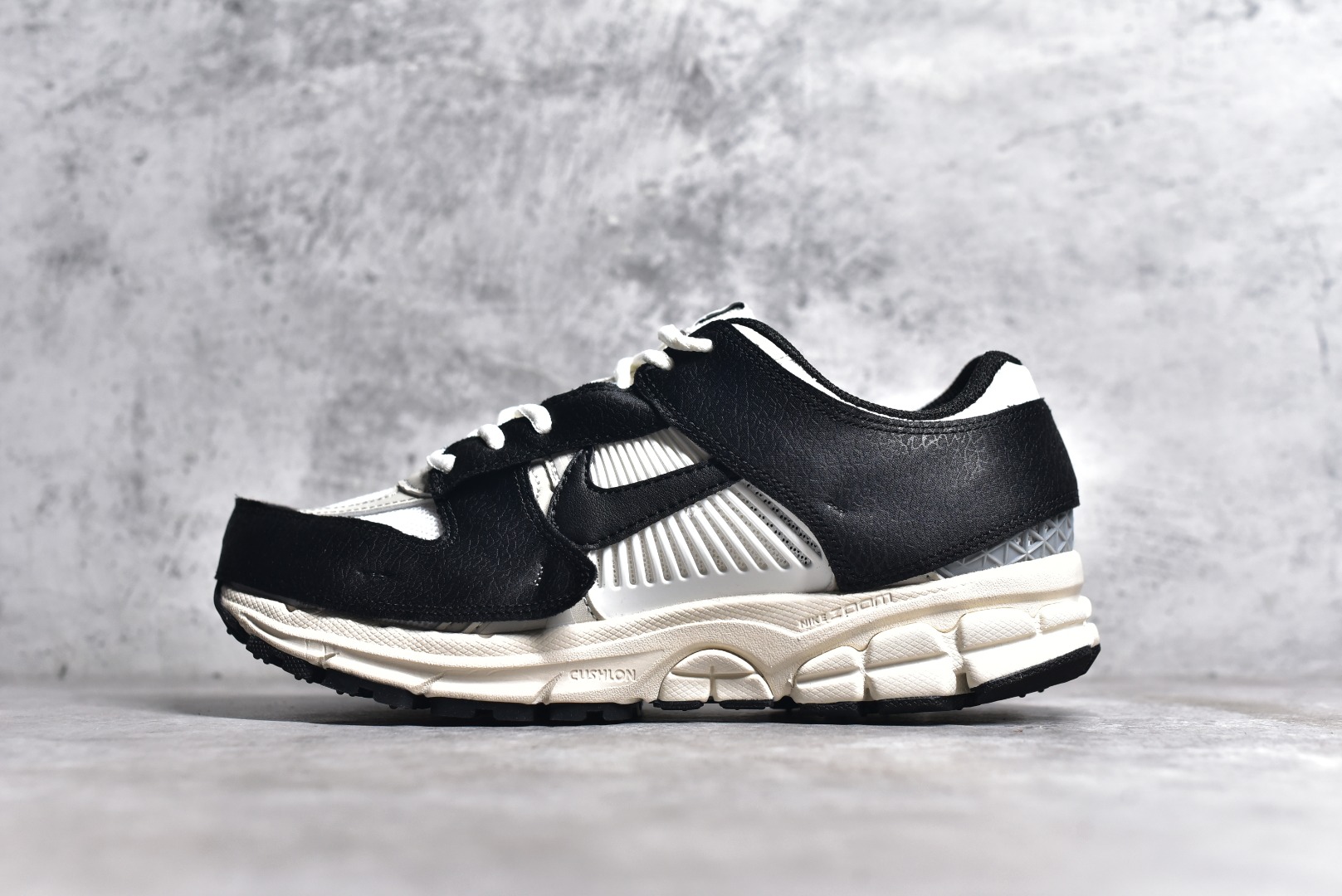 NIKE ZOOM VOMERO 5 TIMELESS PANDA DUNK (W)  FJ5474-133