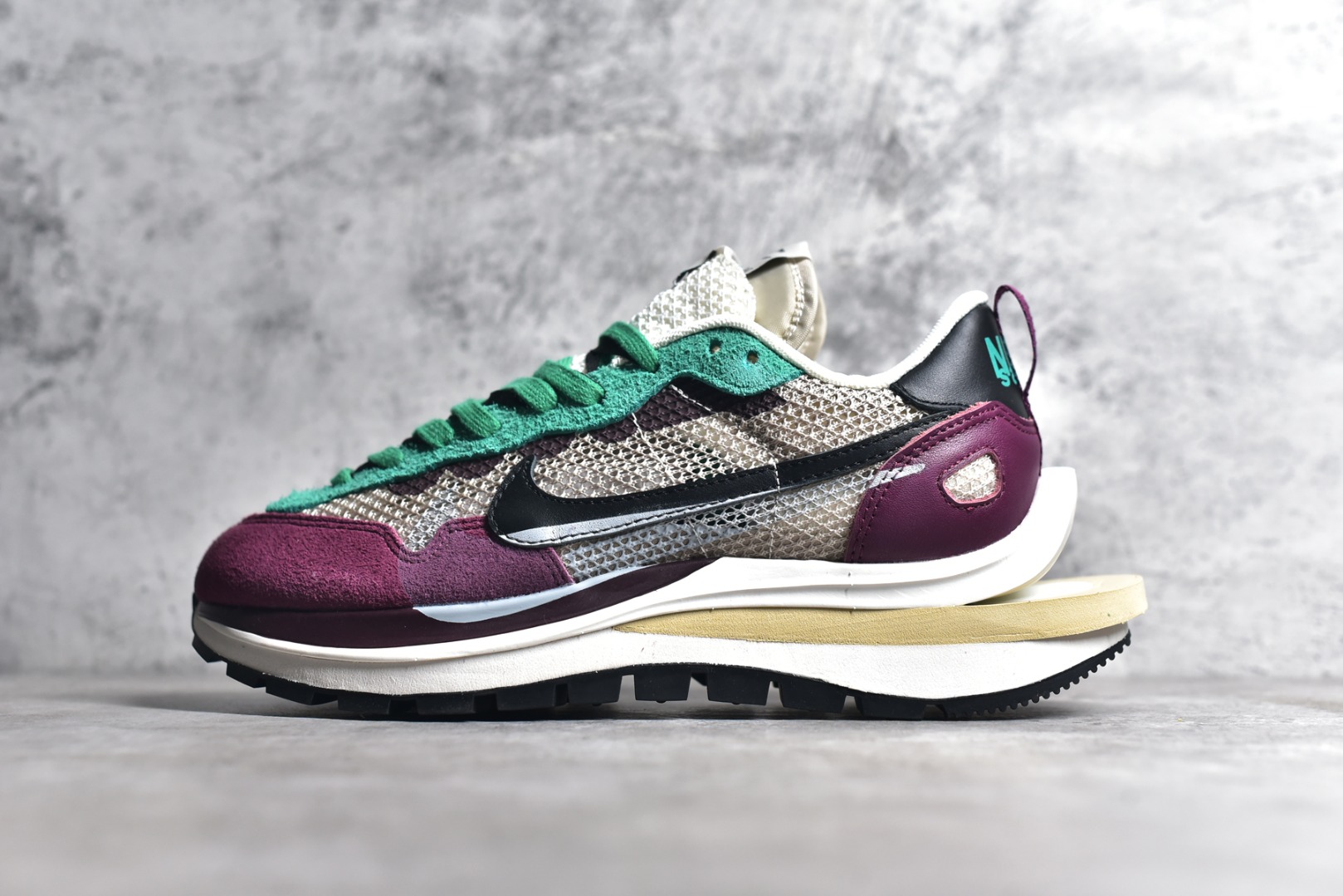 GS NIKE VAPORWAFFLE SACAI VILLAIN RED NEPTUNE GREEN DD3035-200