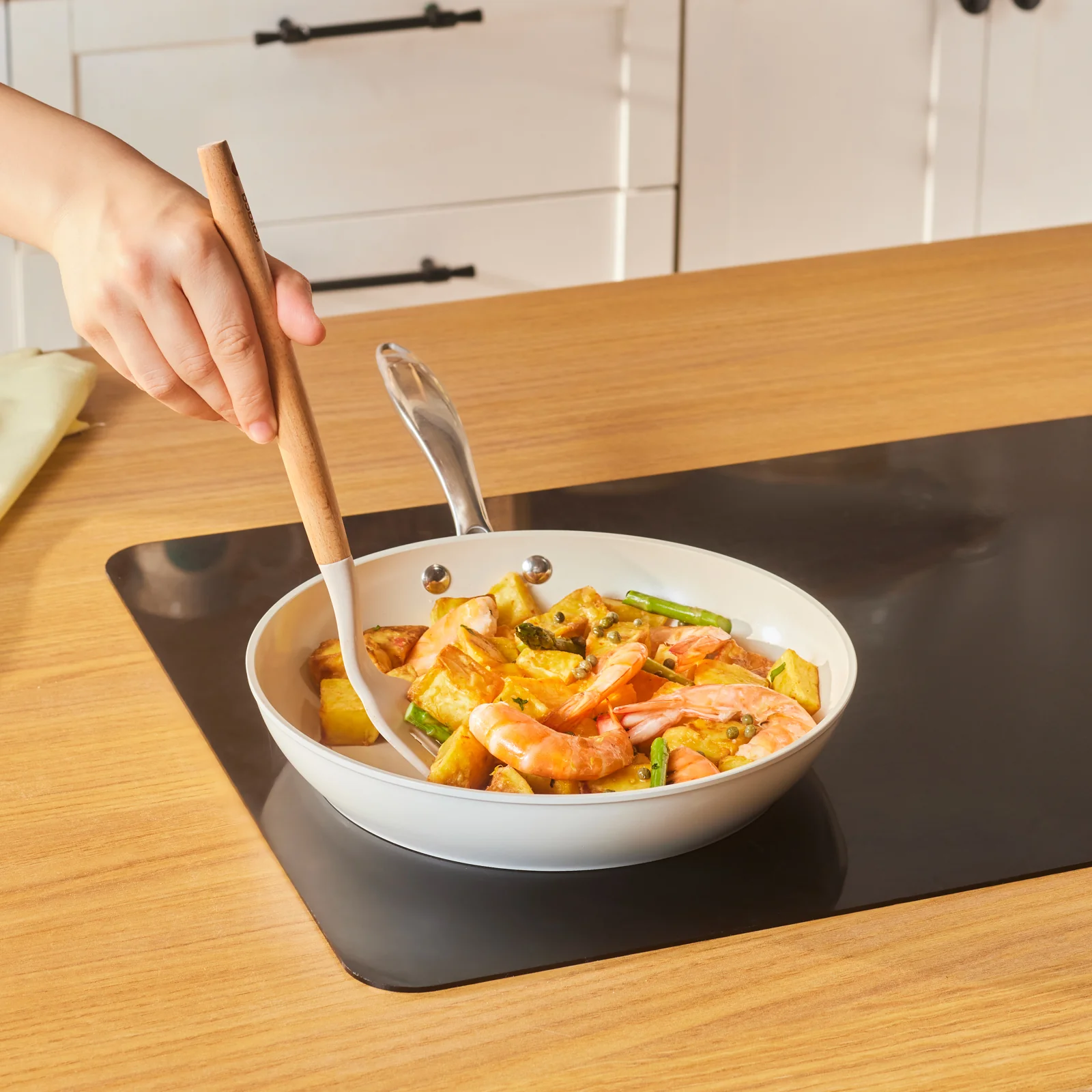 Karaca Swiss Crystal Almond Cream, Poêle, 26cm