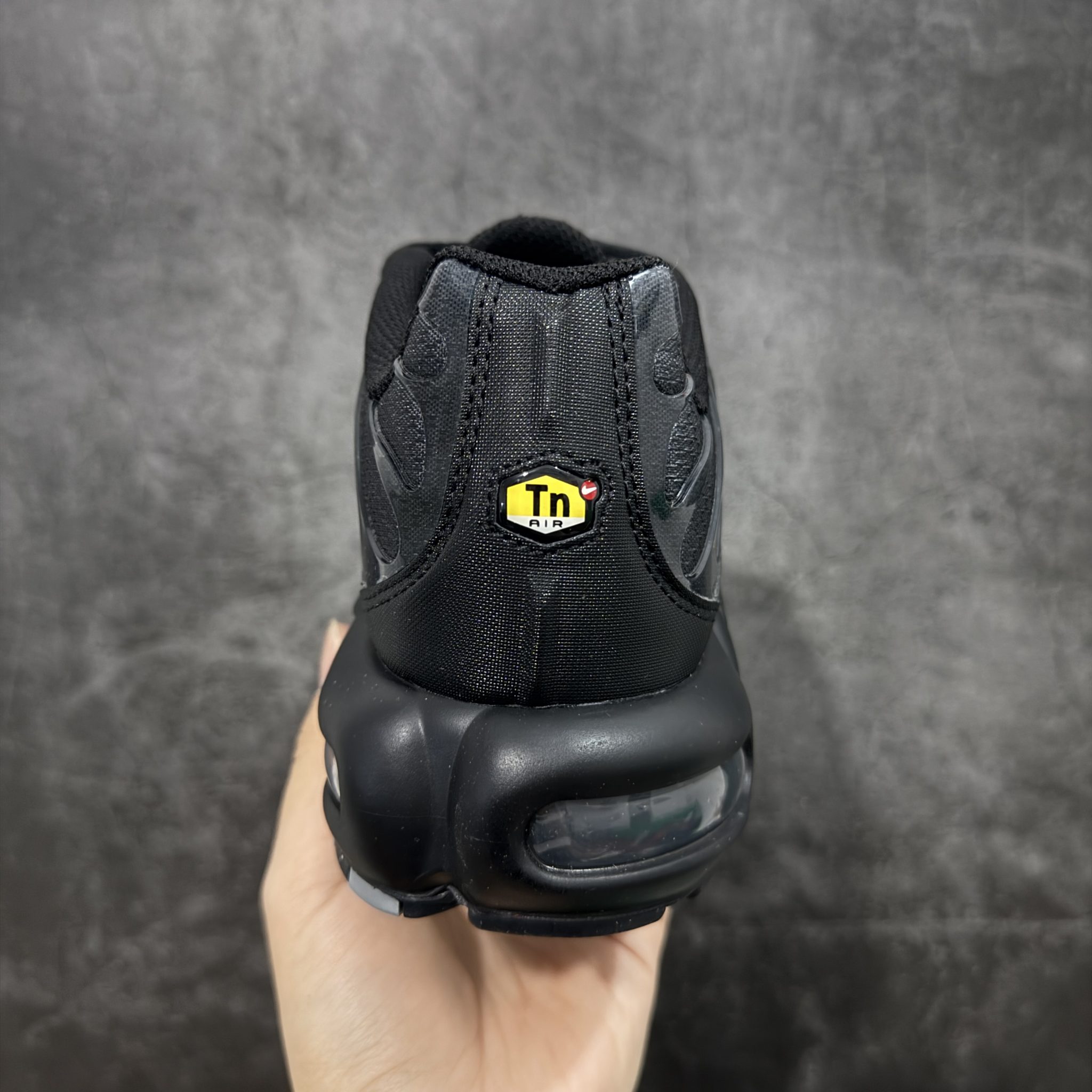 AIR MAX PLUS PSG PARIS SAINT-GERMAIN BLACK PARTICLE GREY IB2253-001