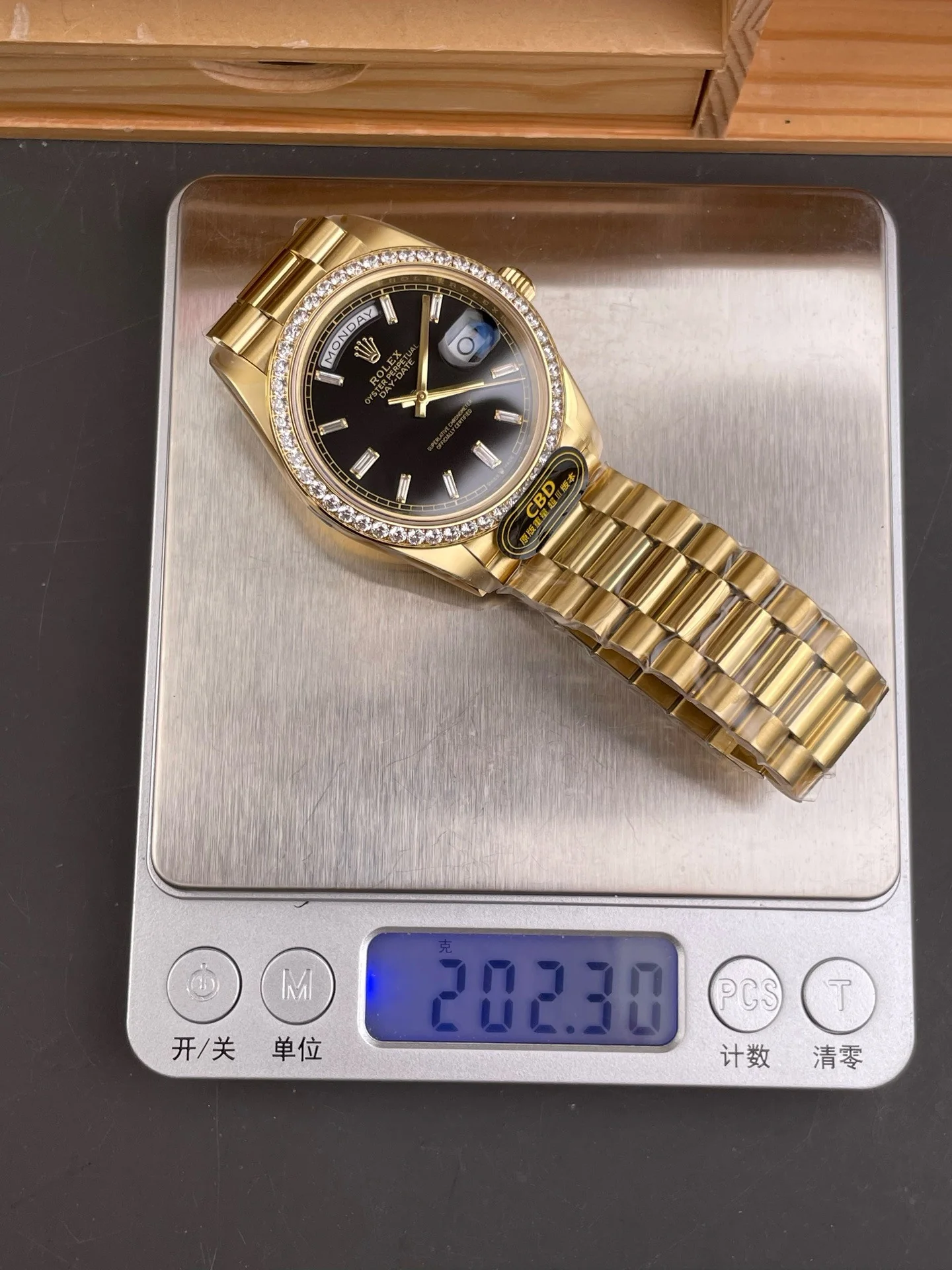 ay-Date Diamond Bezel Black Dial