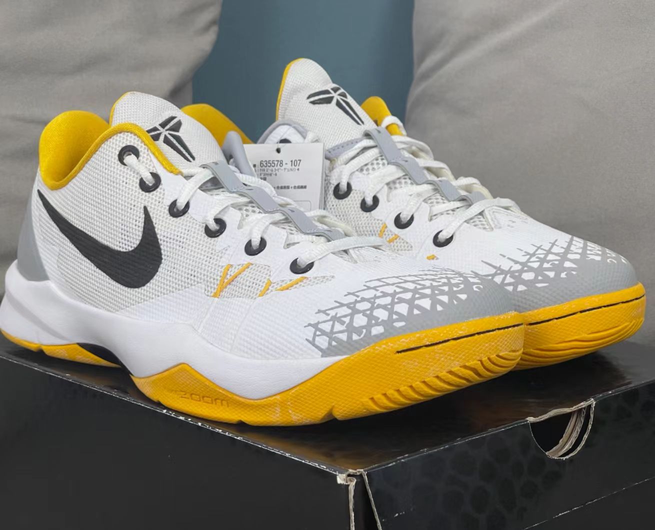 Nike Zoom Kobe Venomenon 4 "White/Black/University Gold"