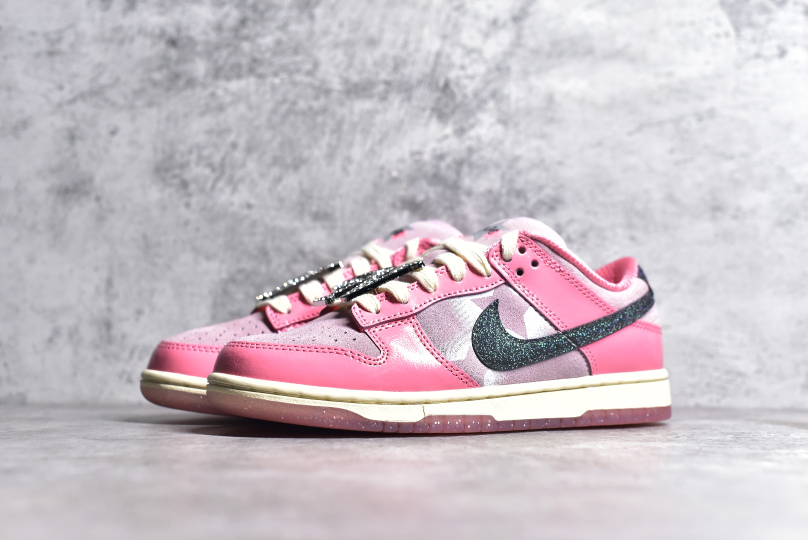 KO SB DUNK LOW HOT PUNCH AND PINK FOAM BARBIE FN8927-621