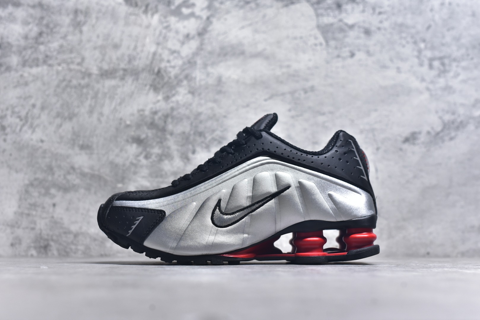 NIKE SHOX R4 BLACK METALLIC SILVER AR3565-011
