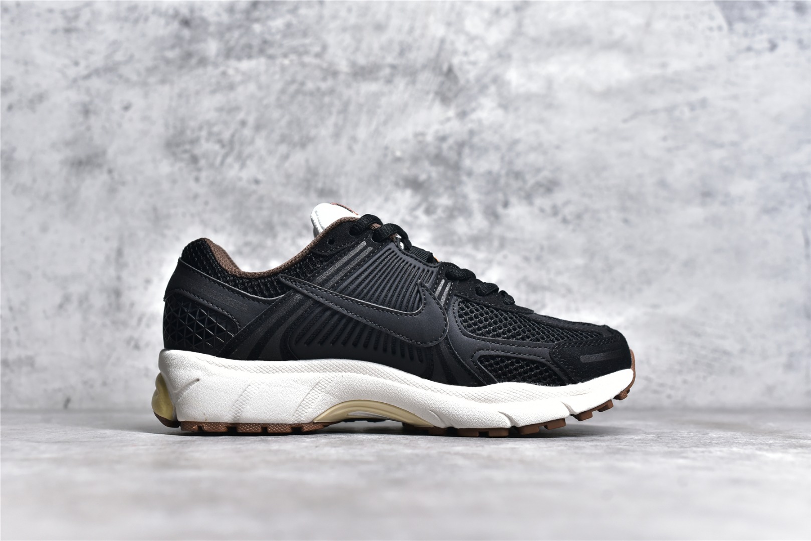 NIKE ZOOM VOMERO 5 BLACK SESAME (WOMEN'S) FD0533-010
