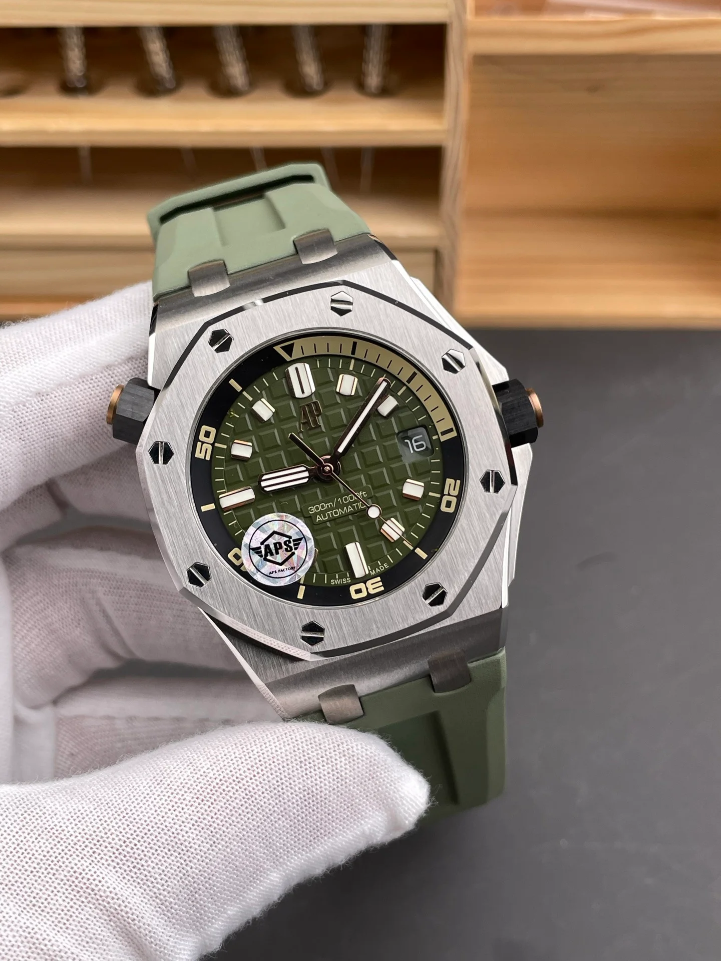 Royal Oak 15720 Avocado Green Dial
