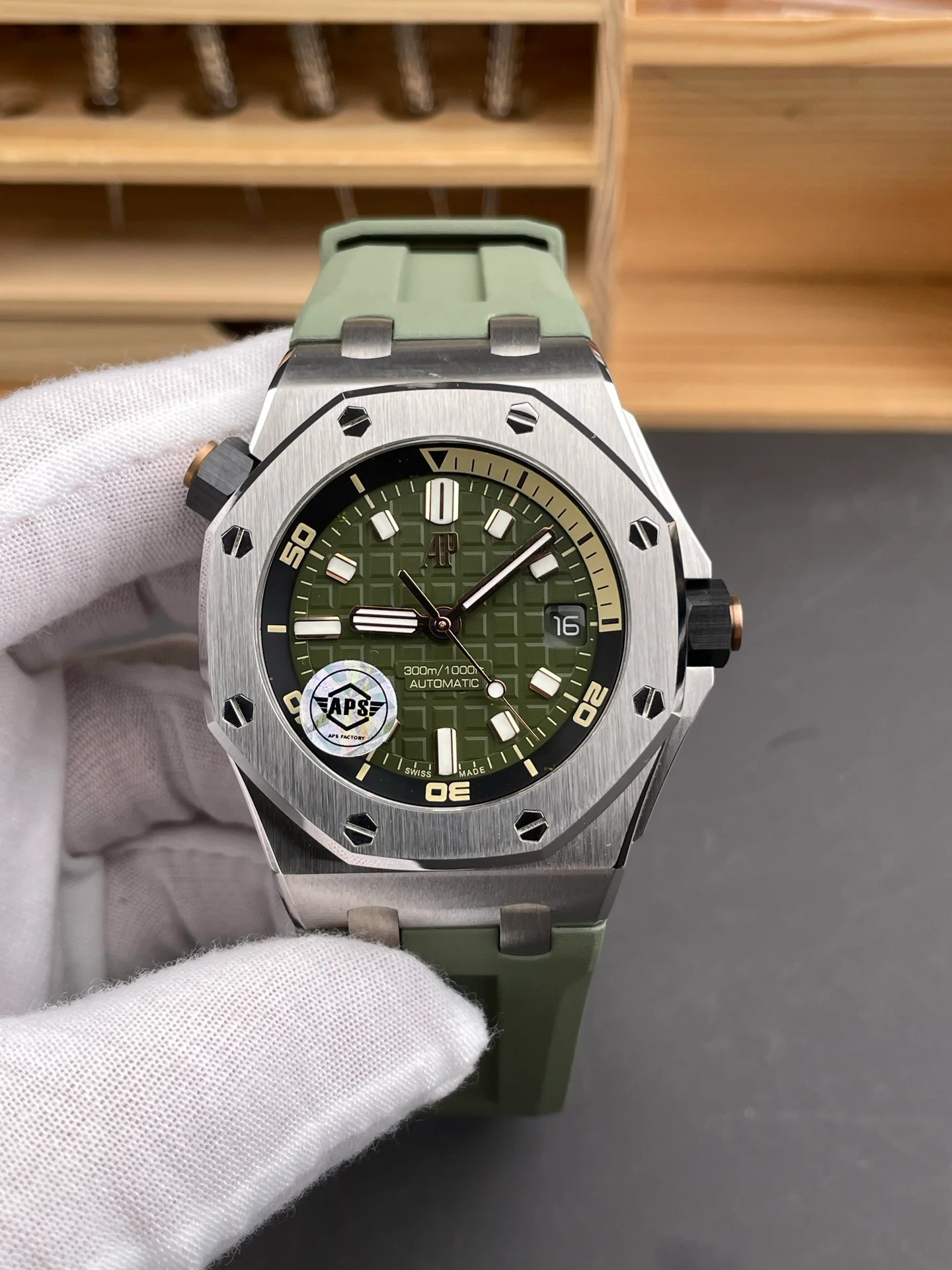 Royal Oak 15720 Avocado Green Dial