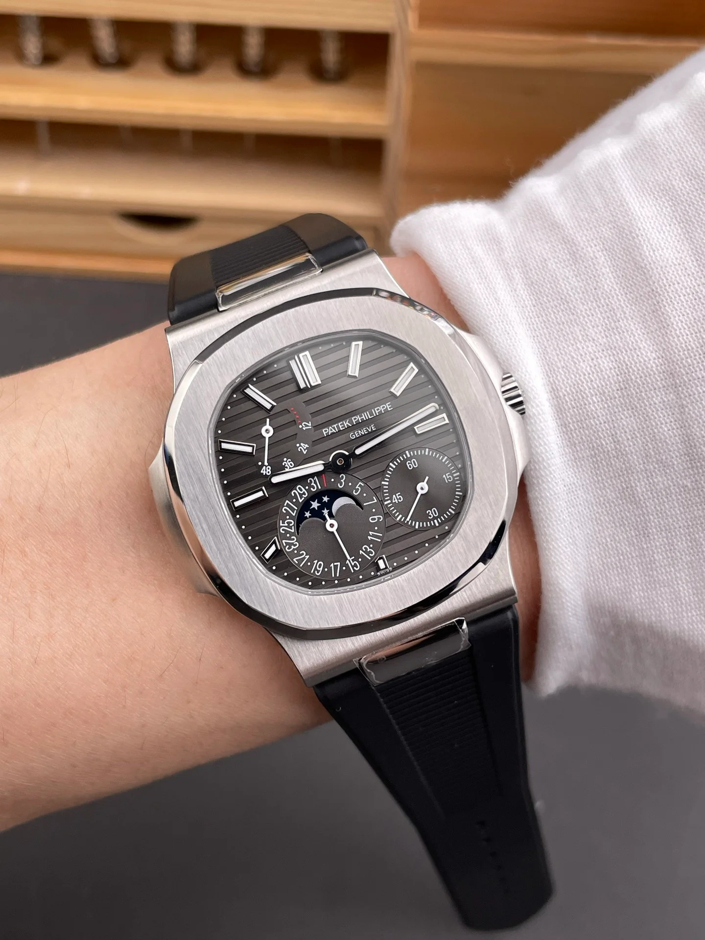 Nautilus 5712 Grey Dial