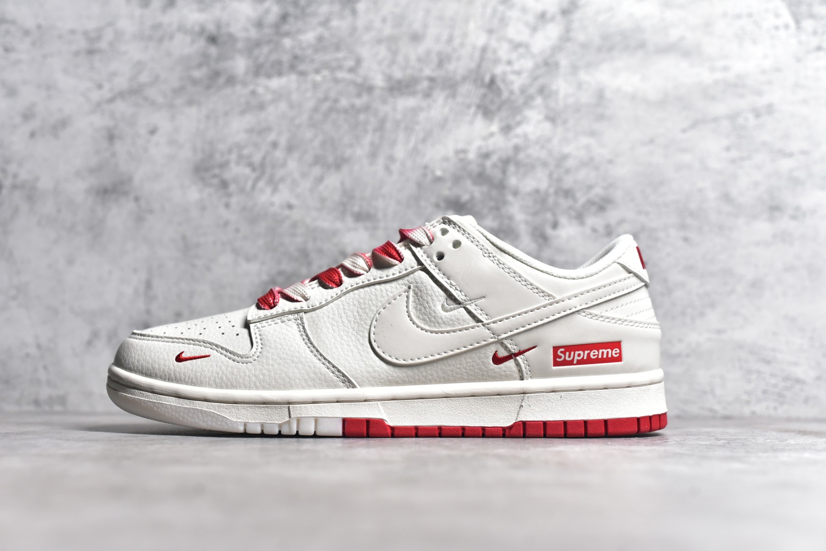 SB DUNK LOW X SUPREME BB8675-107