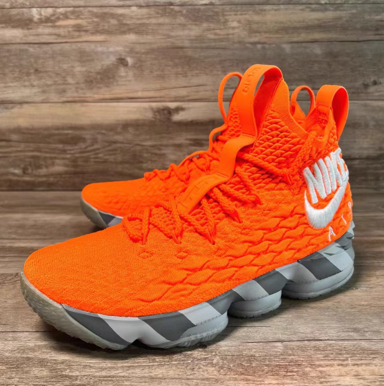 Nike LeBron 15 