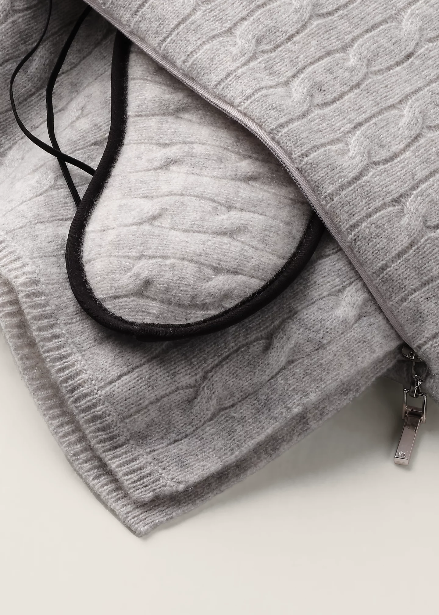Iconic Cable Cashmere Travel Gift Set