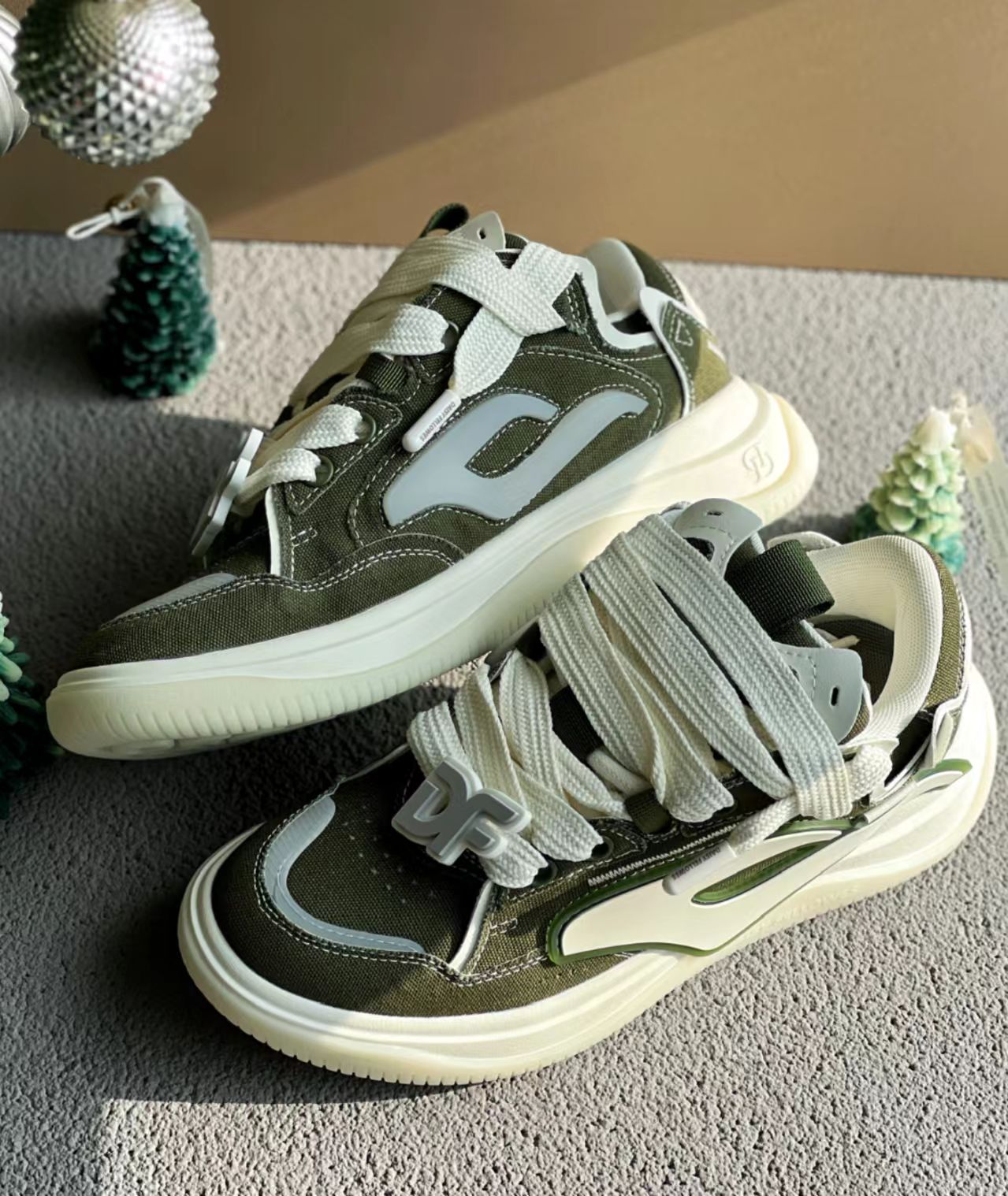 DAISY FELLOWES Rocket 001 Low-Top Sneakers