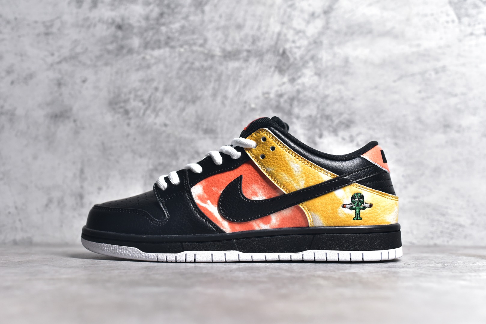NIKE SB DUNK LOW RAYGUN TIE-DYE BLACK MEN'S BQ6832-001