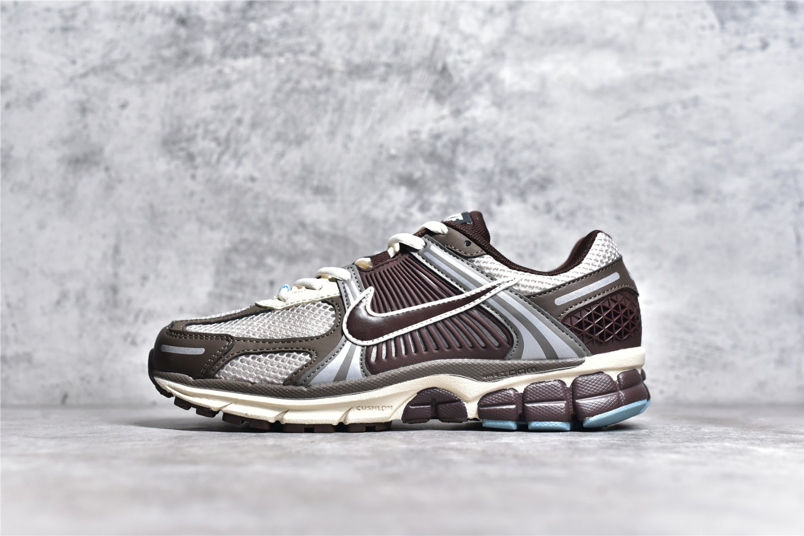NIKE ZOOM VOMERO 5 EARTH FOSSIL FD9920-022