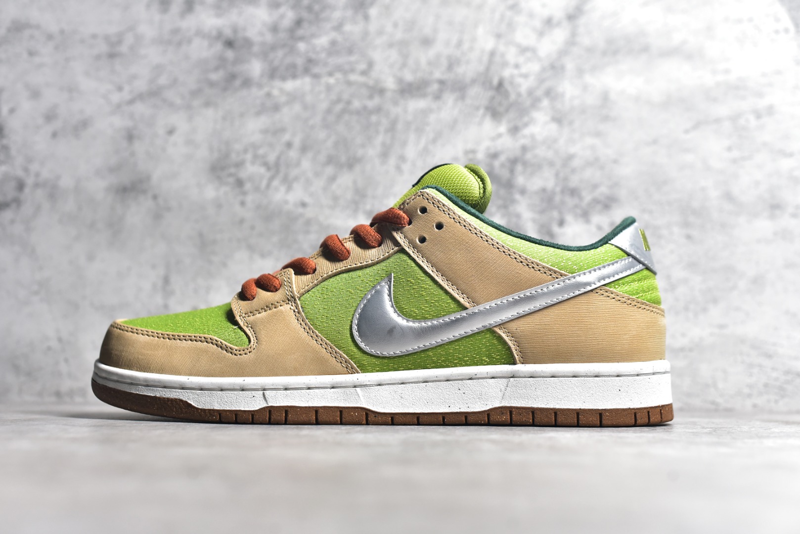 SB DUNK LOW ESCARGOT FQ7585-200