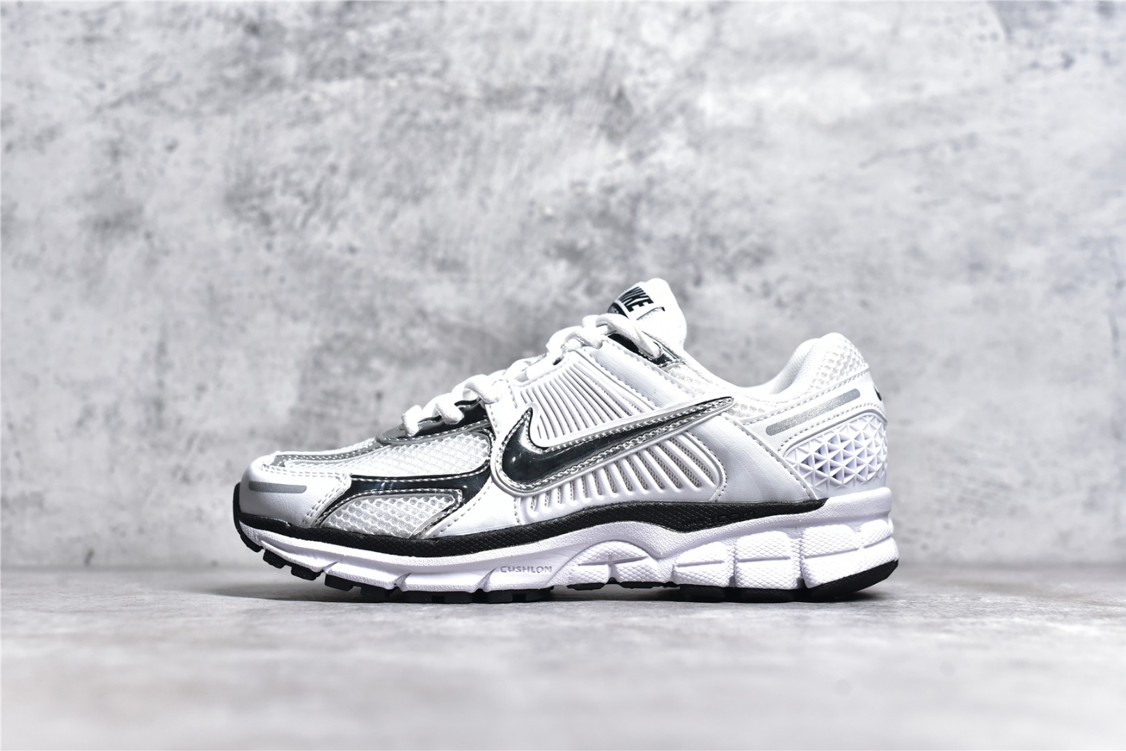 NIKE ZOOM VOMERO 5 PHOTON DUST METALLIC SILVER (W) FD0884-025