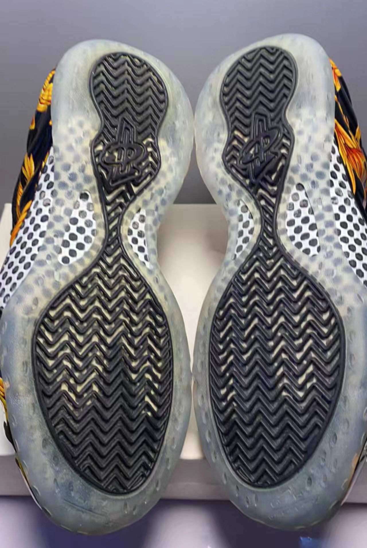 Nike Air Foamposite One x Supreme "Black Metallic Gold"