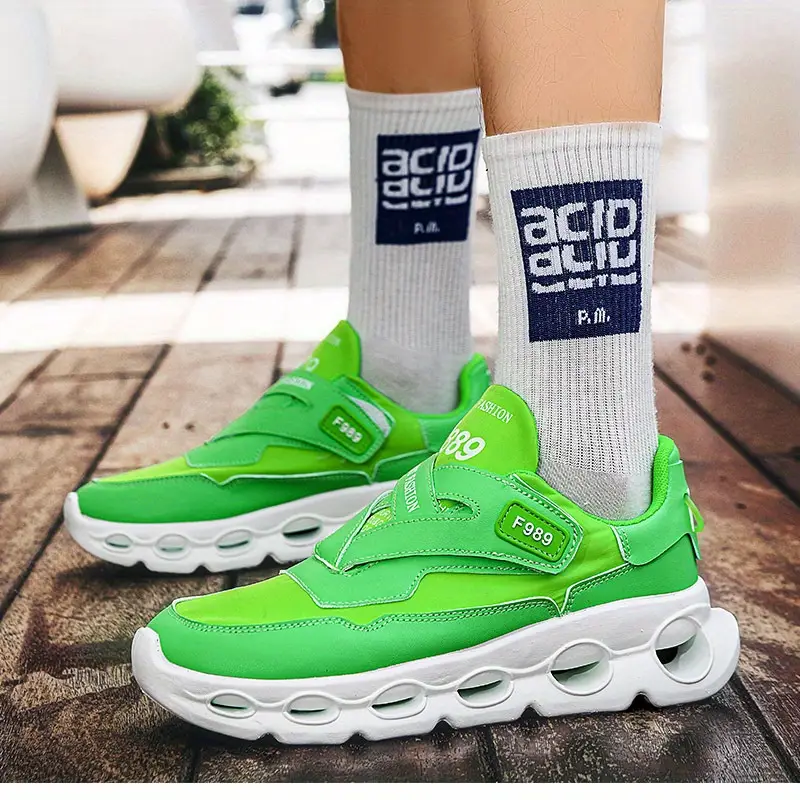 The Oxford cloth sports shoes with hollow soles in the summer of are breathable