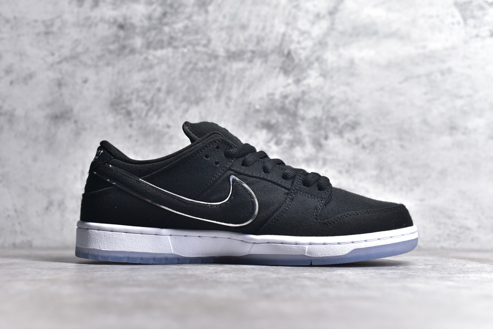 EMINEM X NK SB DUNK LOW FN4193-013