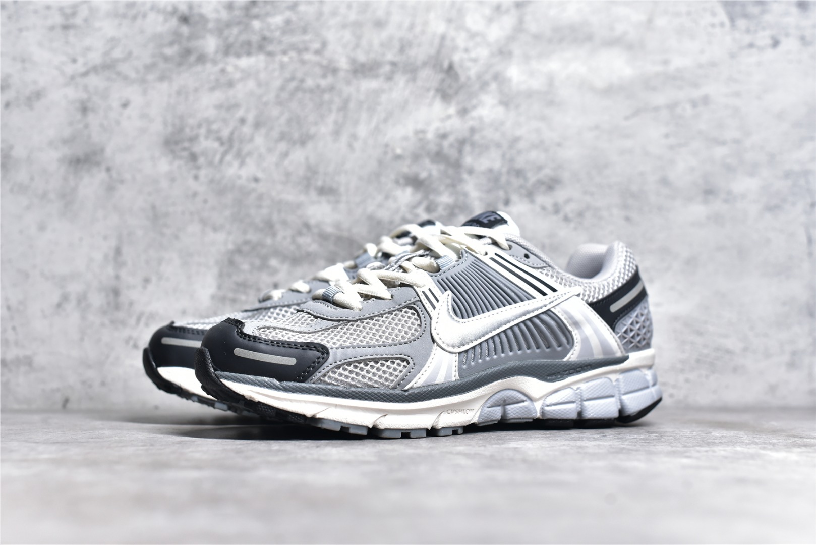 NIKE WOMEN'S ZOOM VOMERO 5 PURE PLATINUM SILVER GREY FD9919-001