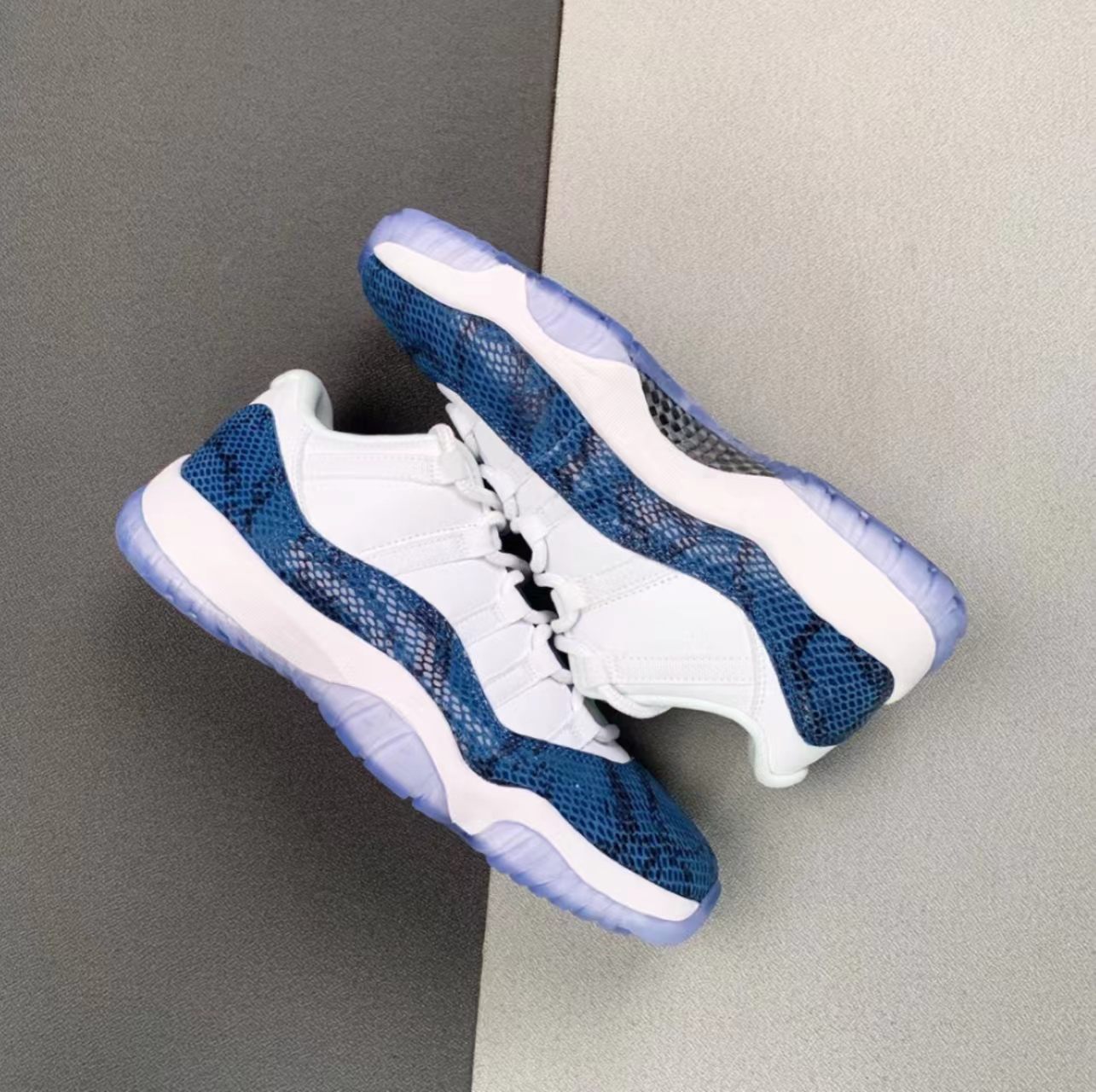 Air Jordan 11 Retro Low LE "Navy Snakeskin"
