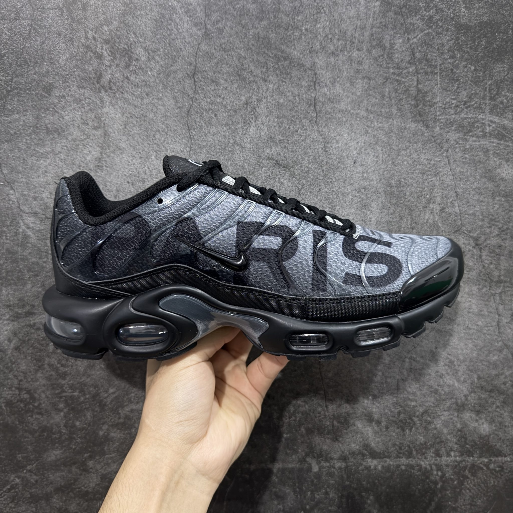 AIR MAX PLUS PSG PARIS SAINT-GERMAIN BLACK PARTICLE GREY IB2253-001