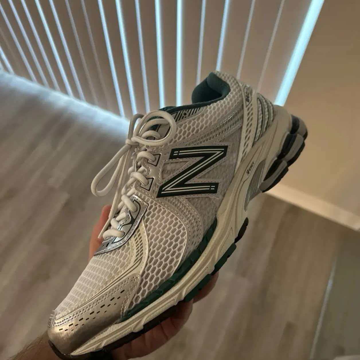 New Balance 860v2 