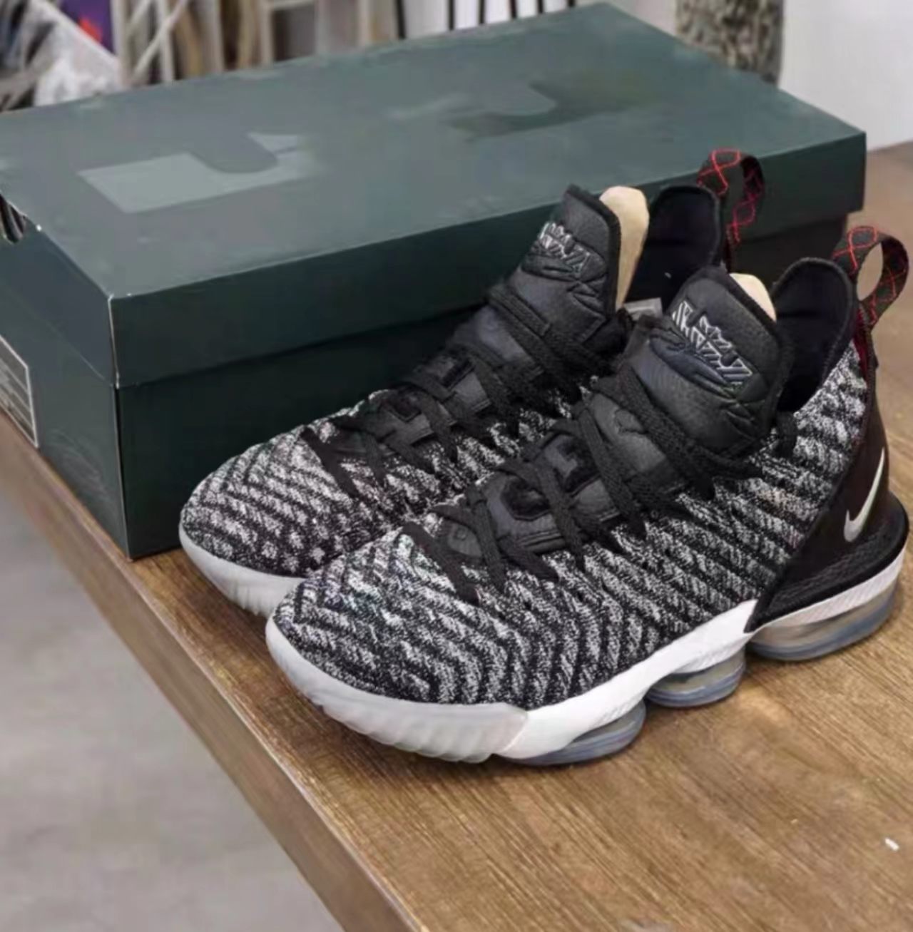 Nike LeBron 16 