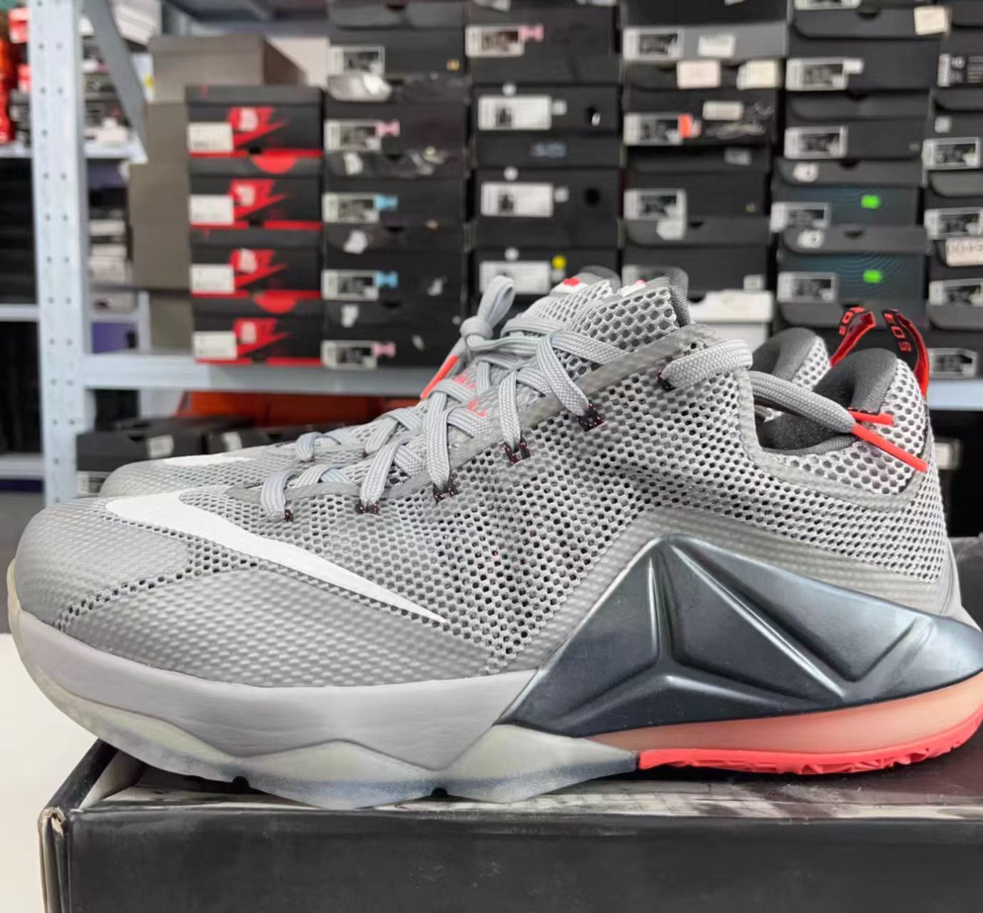 Nike LeBron 12 Low 