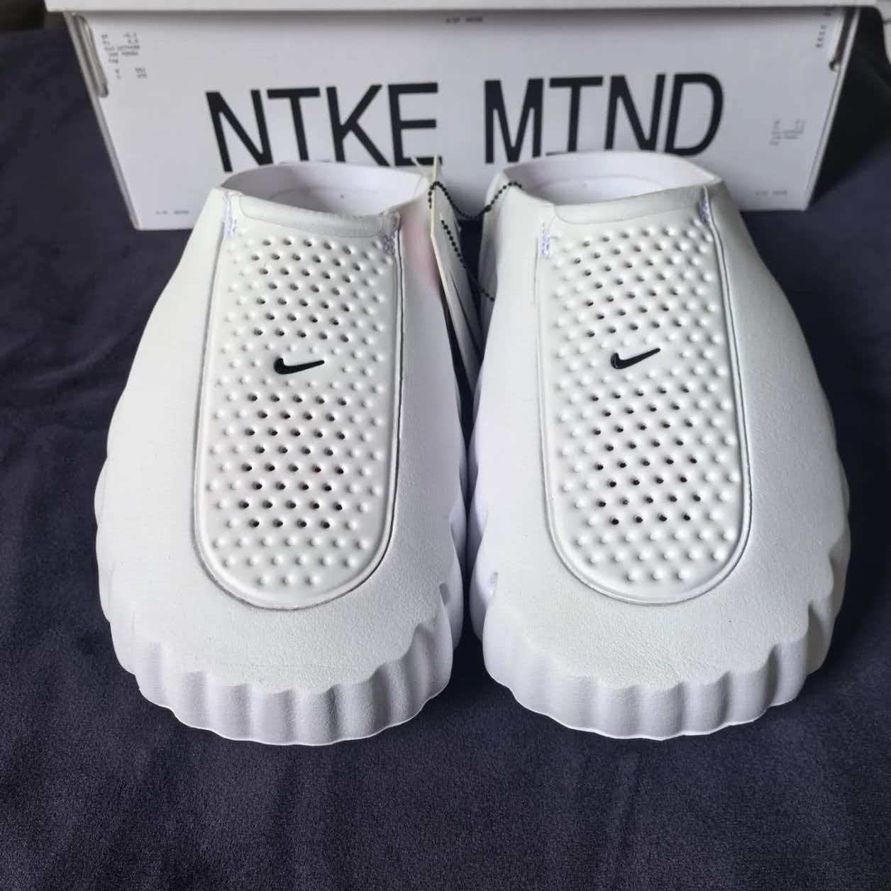Nike Mind 001 Pregame Mule“White Speed Red”