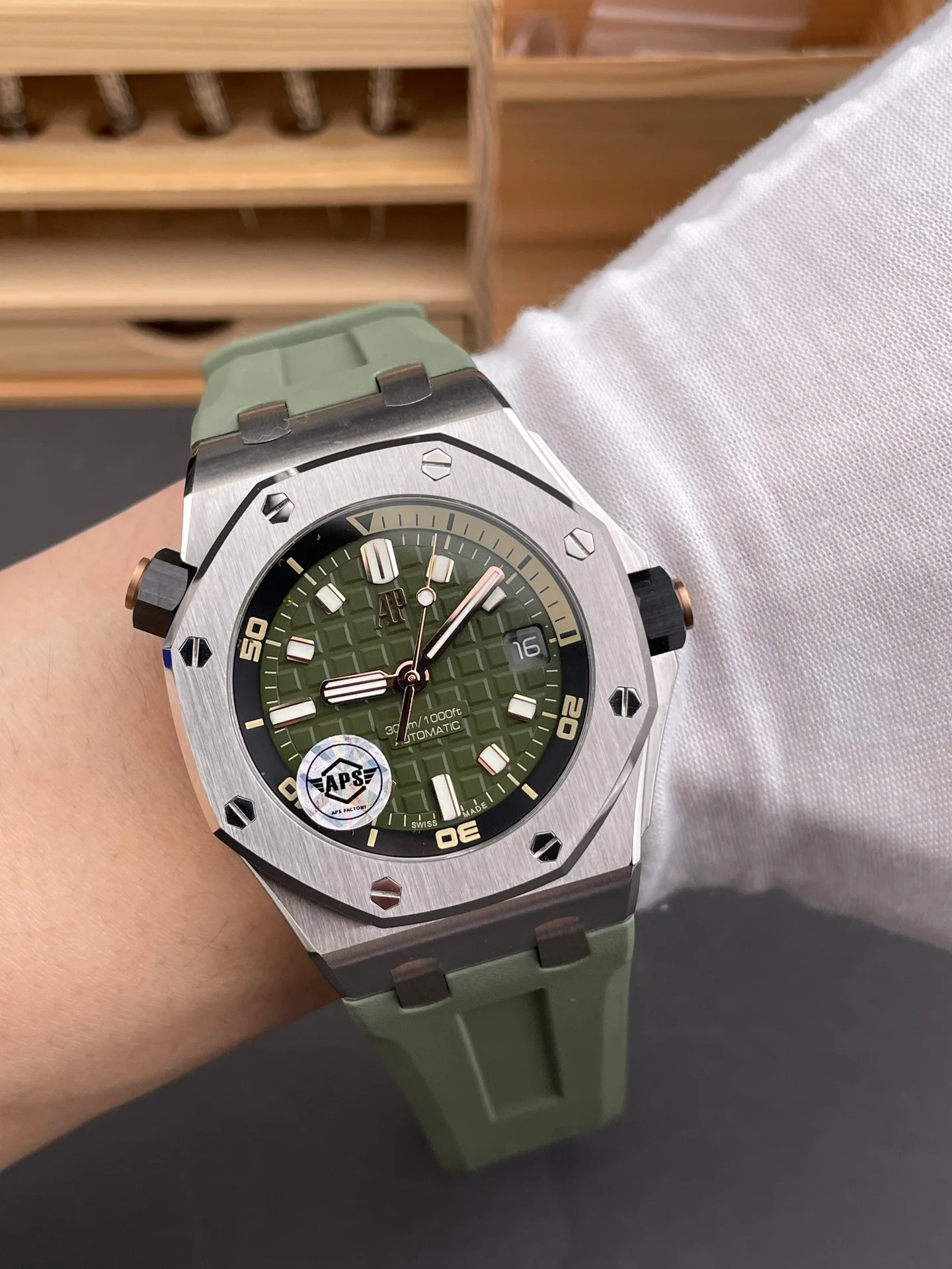 Royal Oak 15720 Avocado Green Dial