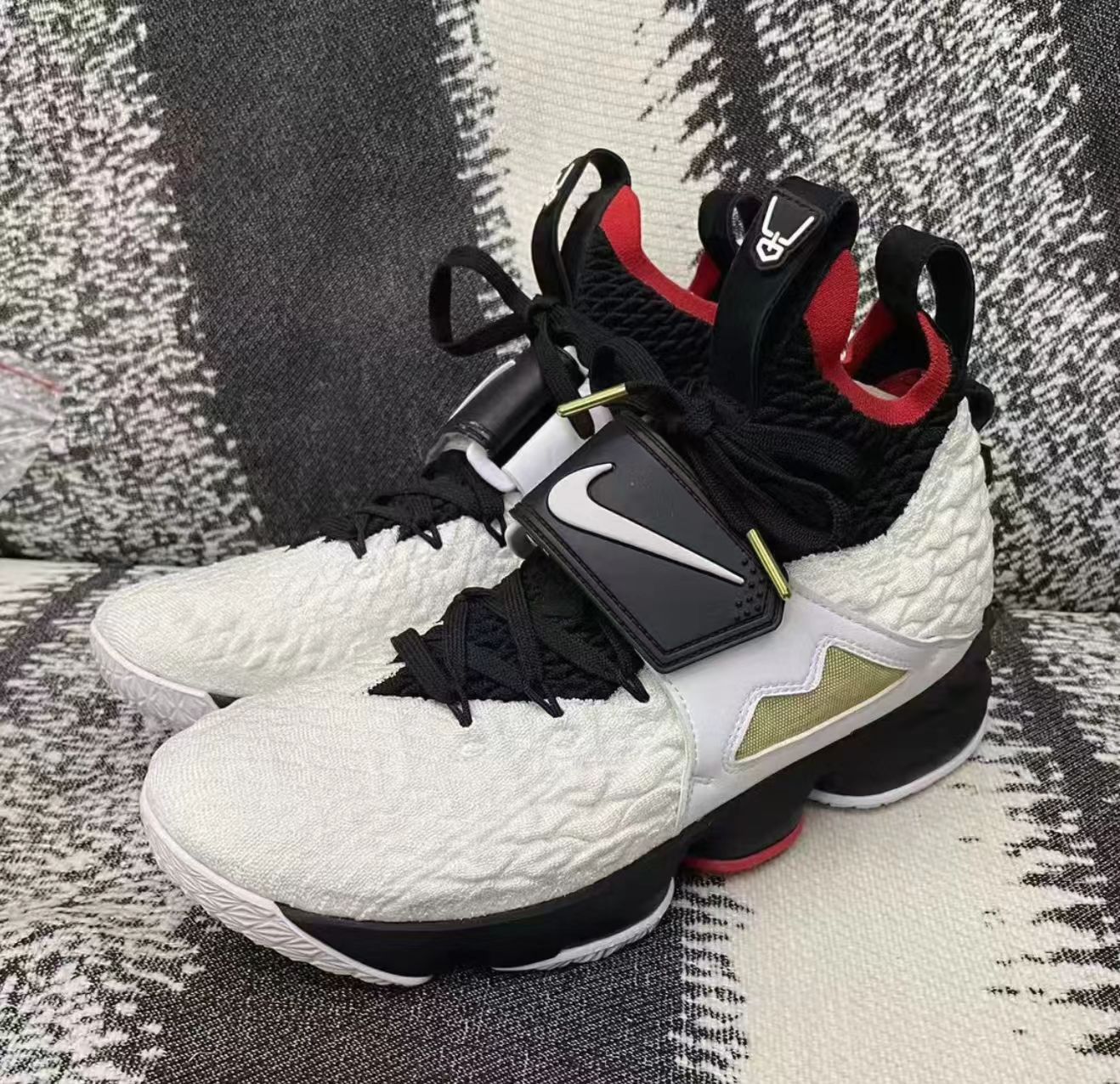 Nike LeBron 15 