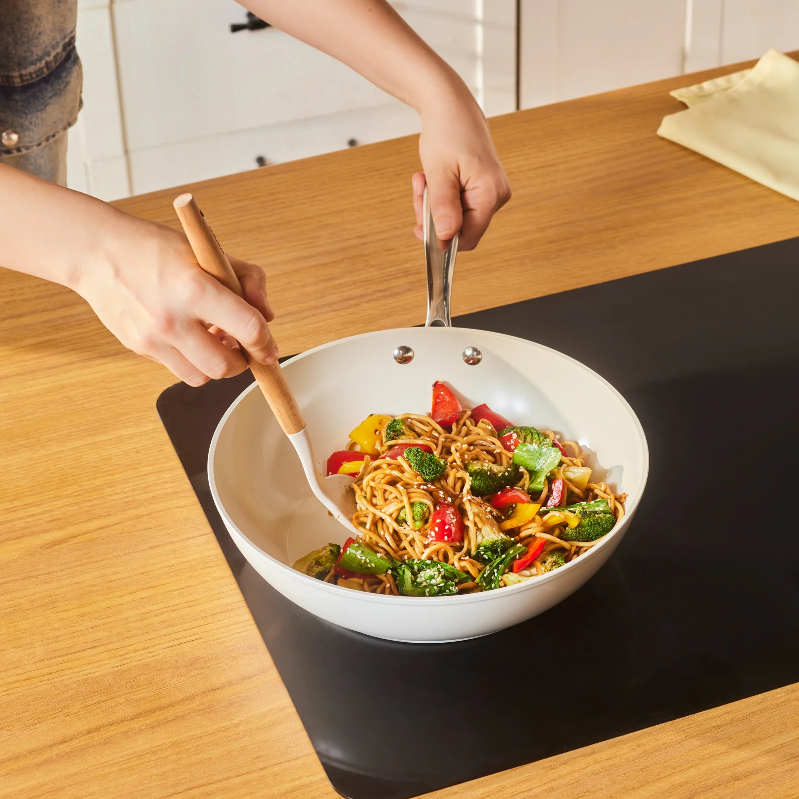 Karaca Swiss Crystal Almond Cream – Wok avec manche 28 cm