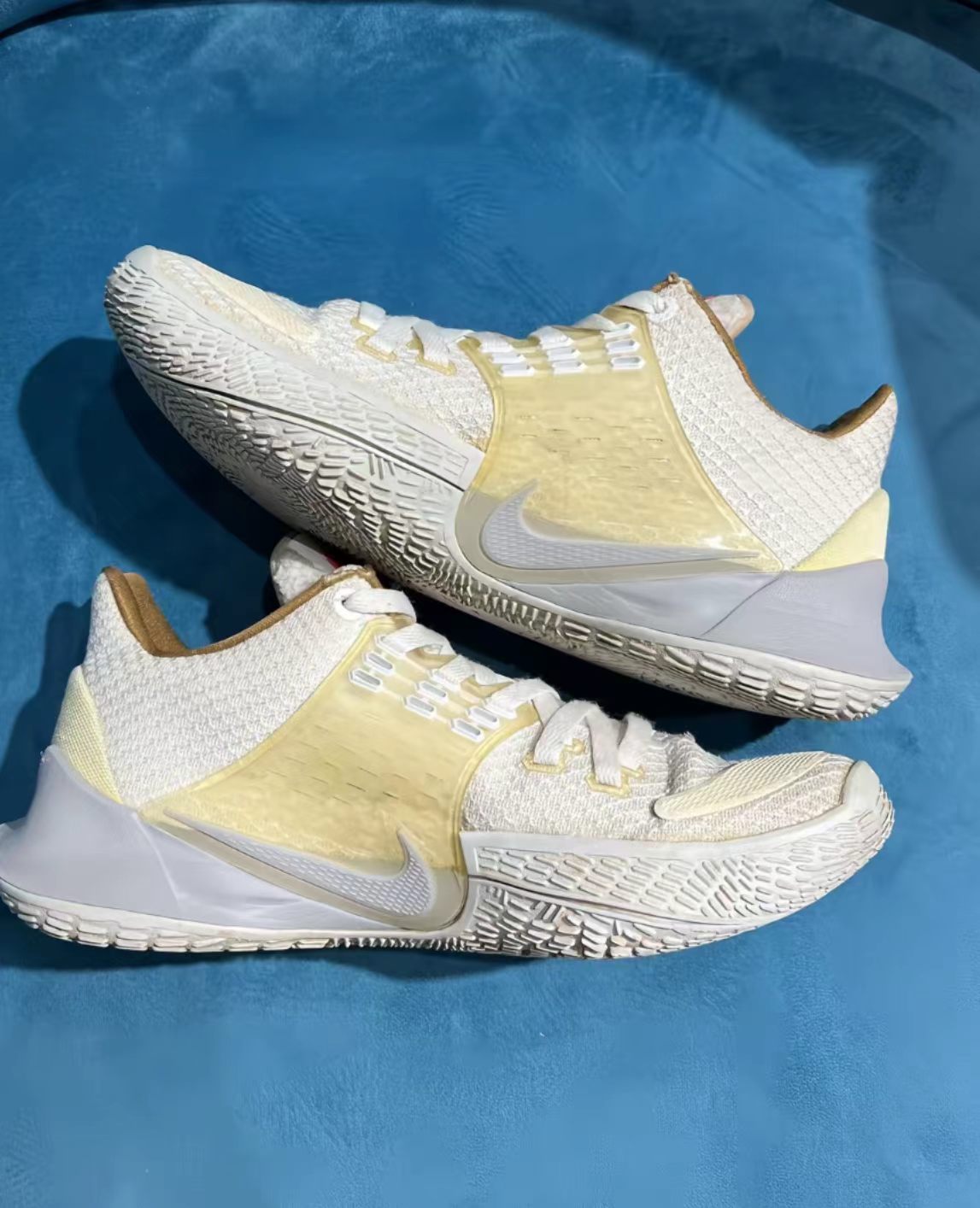 Nike Kyrie Low 2 "Sandy Cheeks"