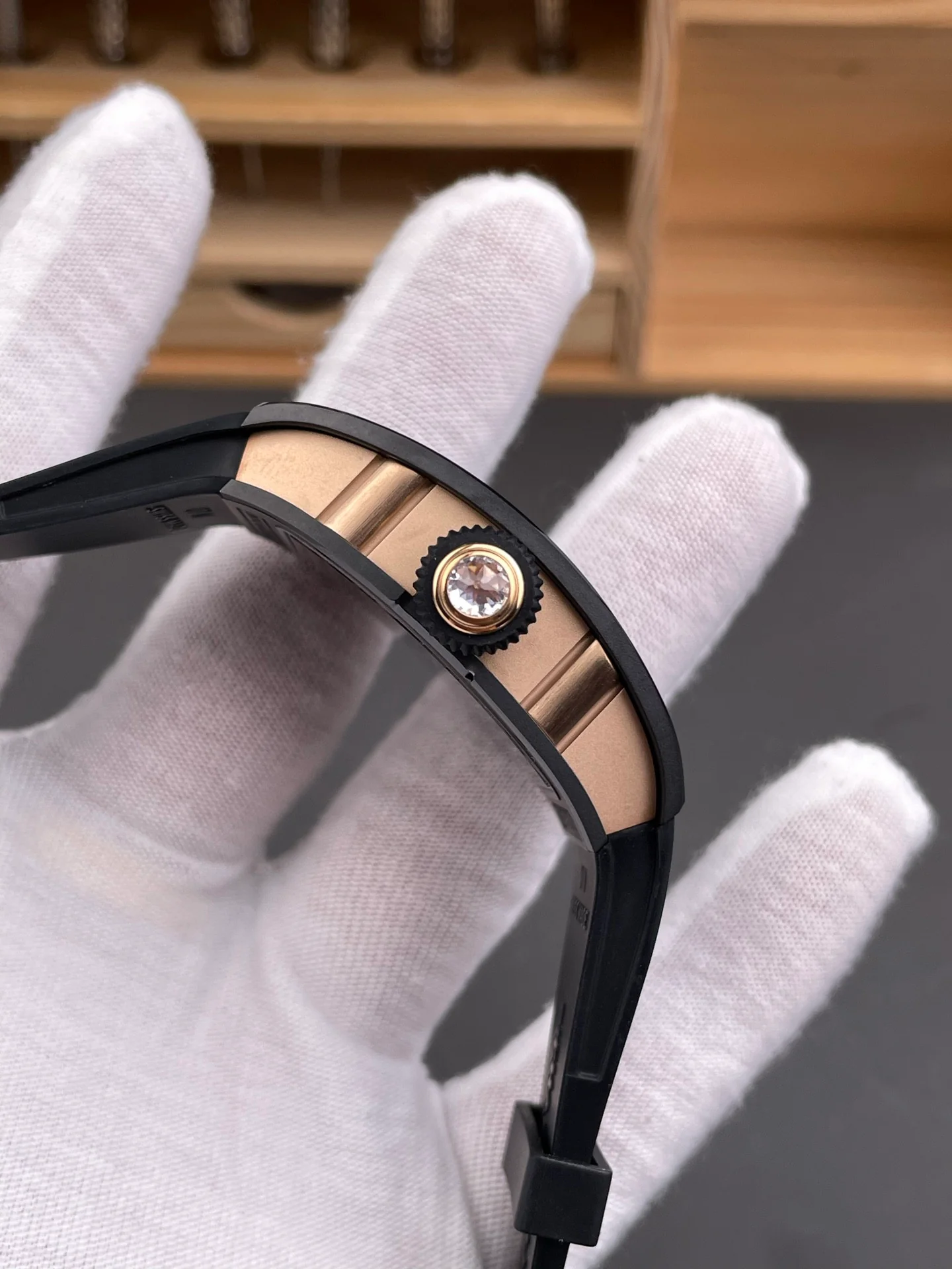 RM07-01 Black Ceramic Red Lips Diamond Bezel