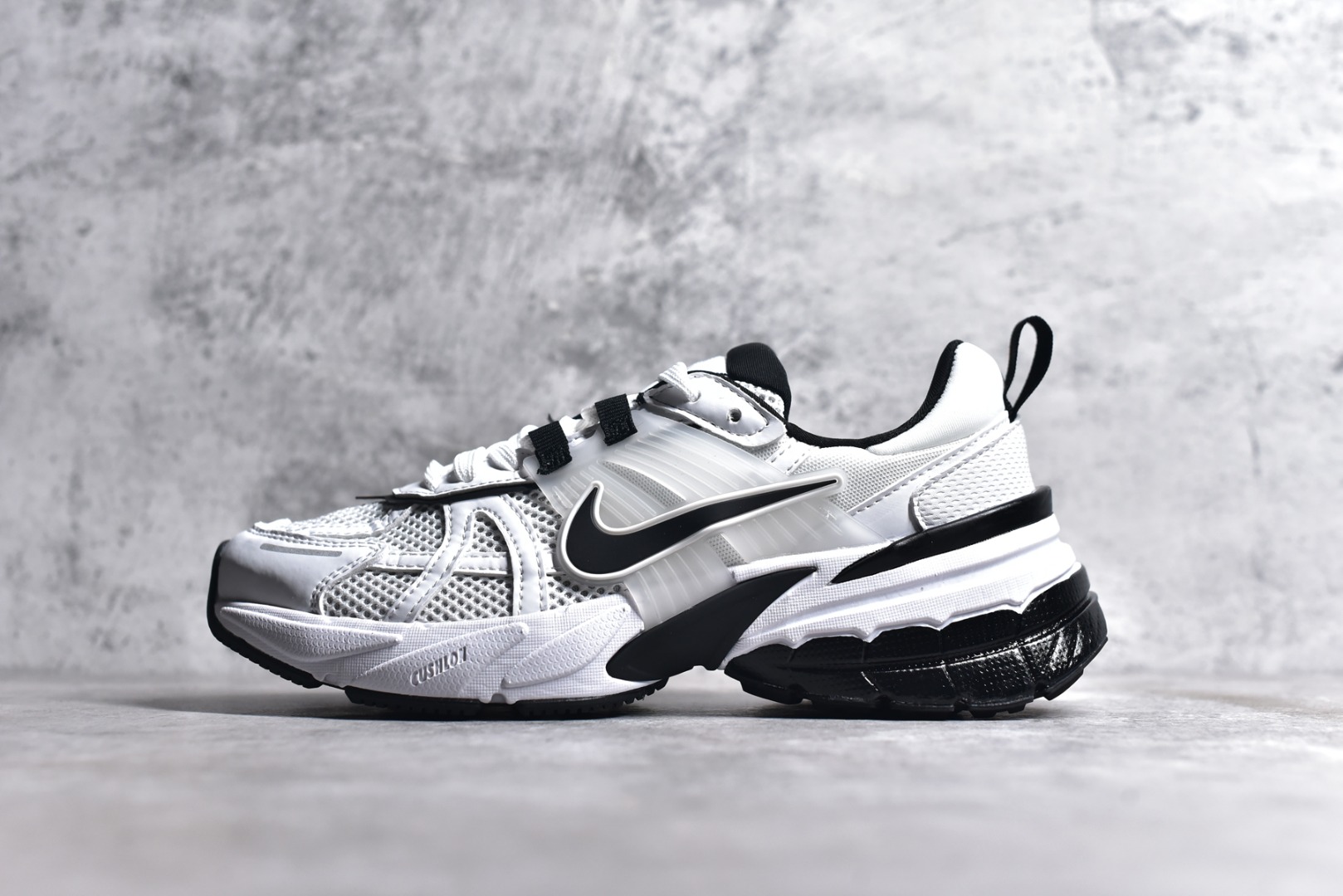 NIKE V2K RUN FD0736-102