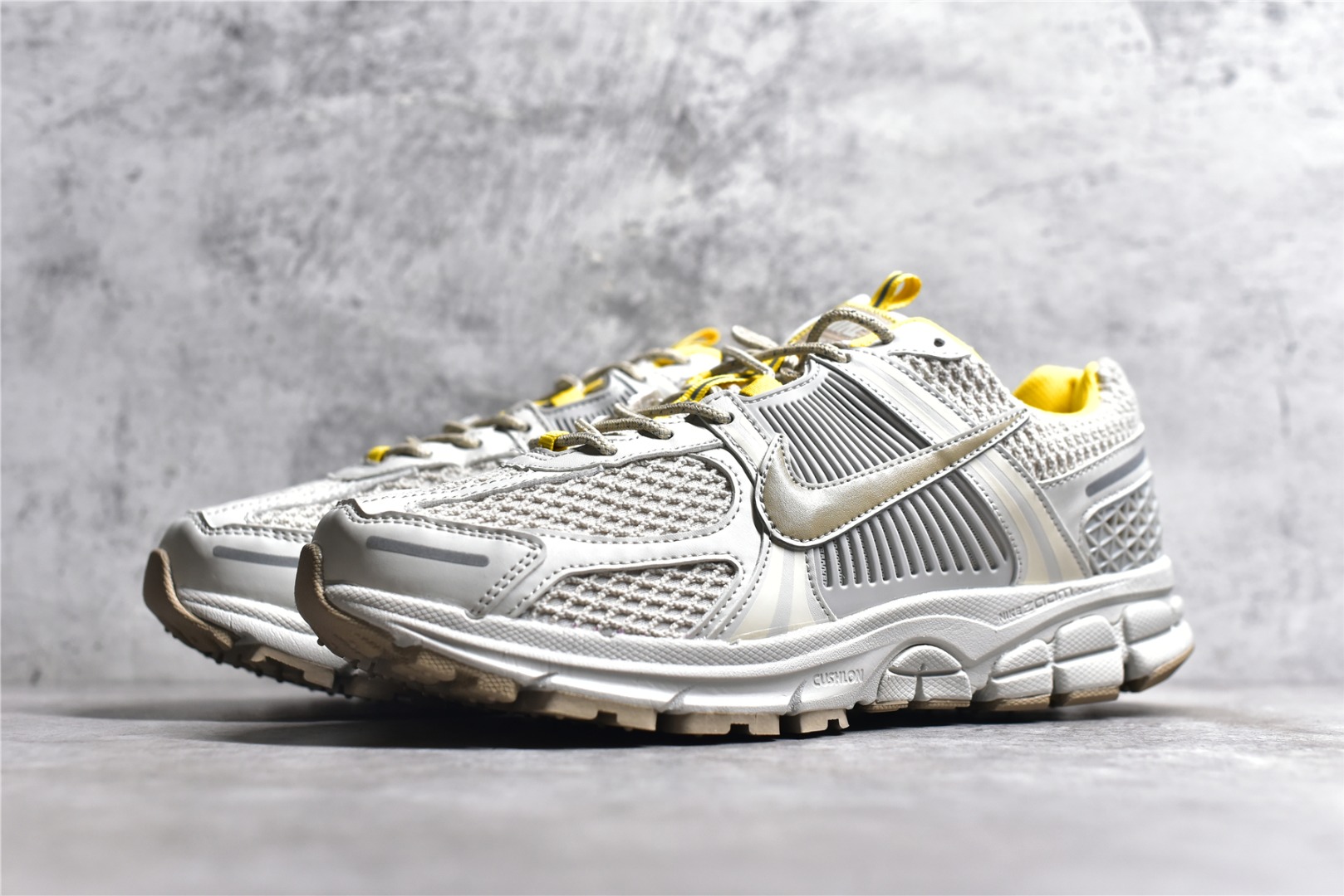 NIKE ZOOM VOMERO 5 LIGHT BONE YELLOW (W)  FJ7694-020