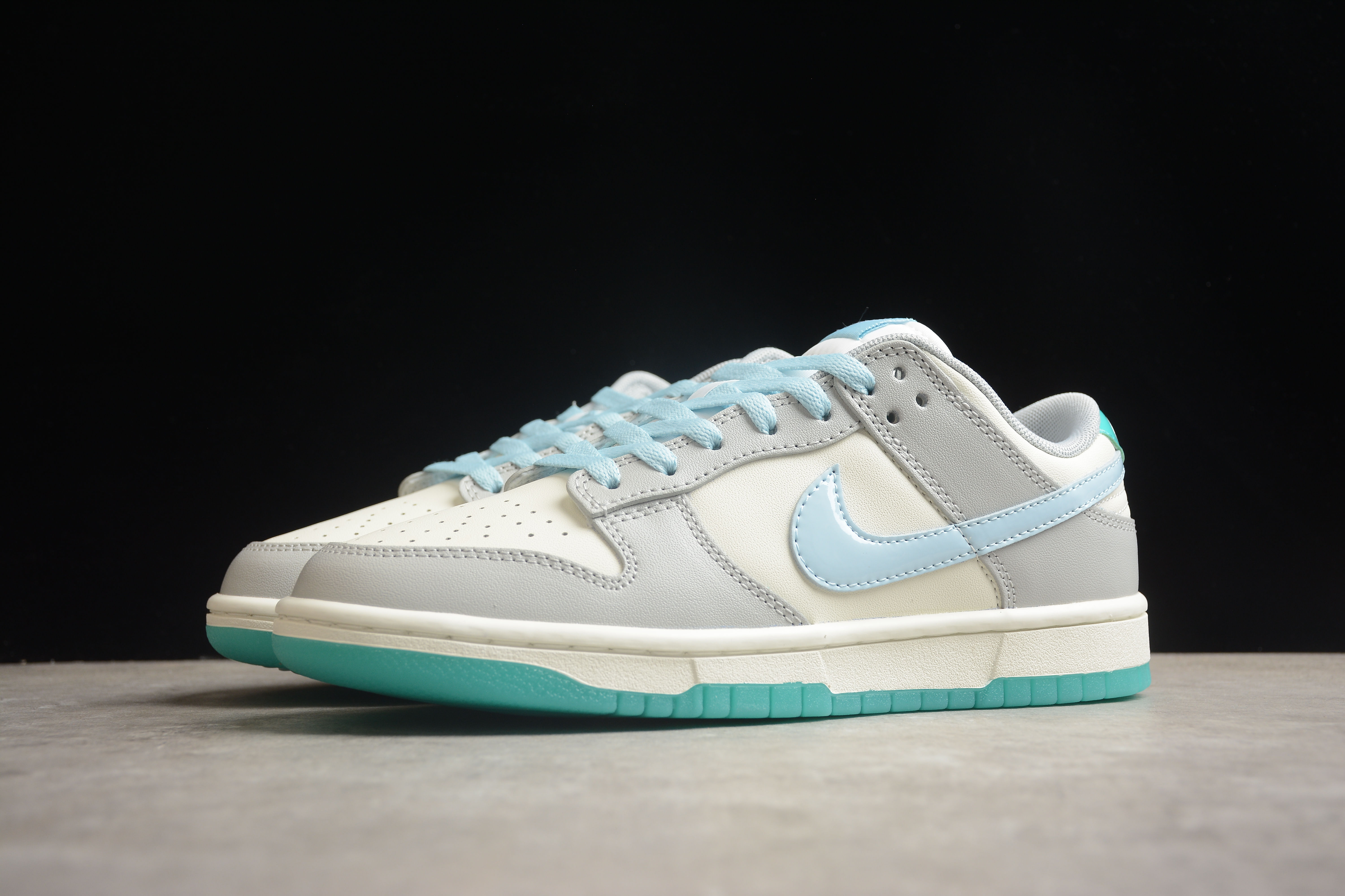 SB Dunk Low 520  FN3433-141