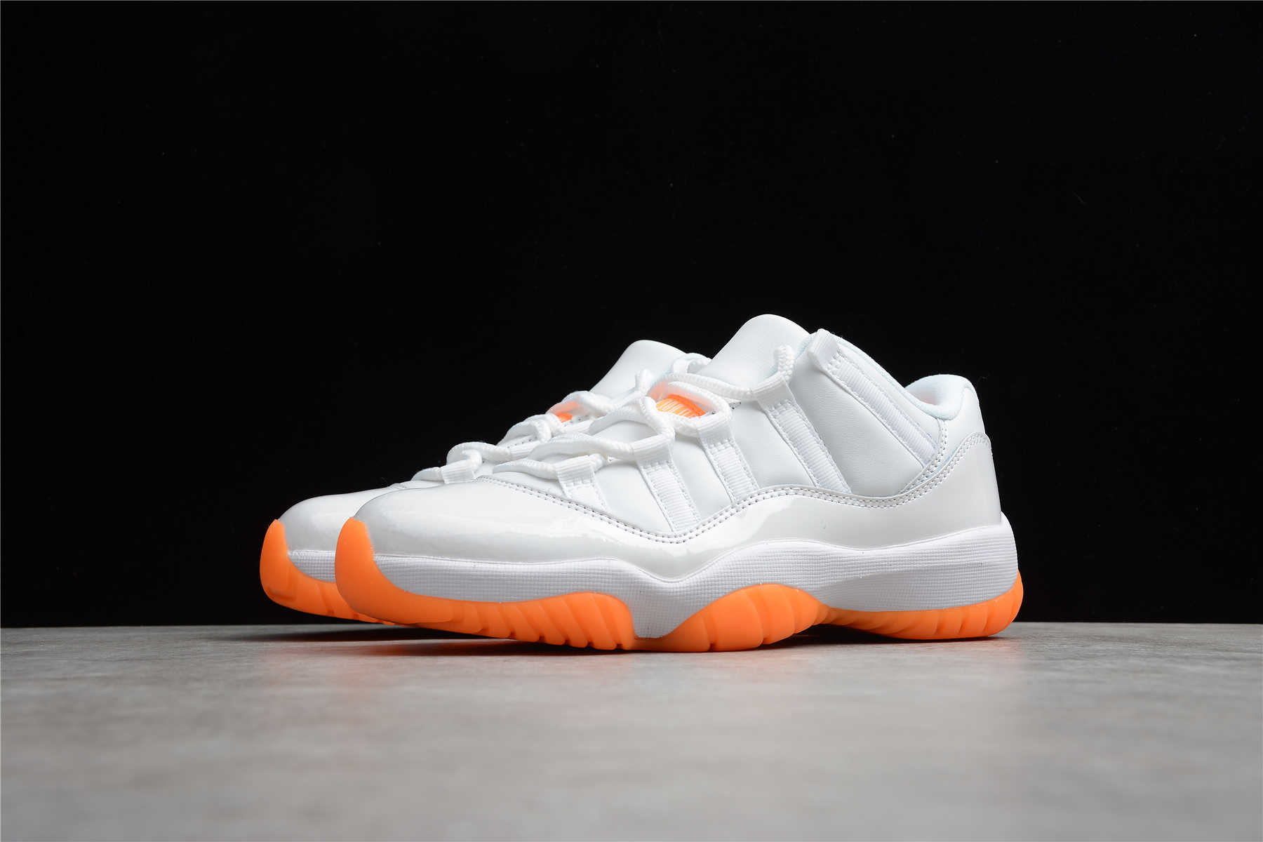 Air Jordan 11 WMNS “Metallic Silver” AR0715-100