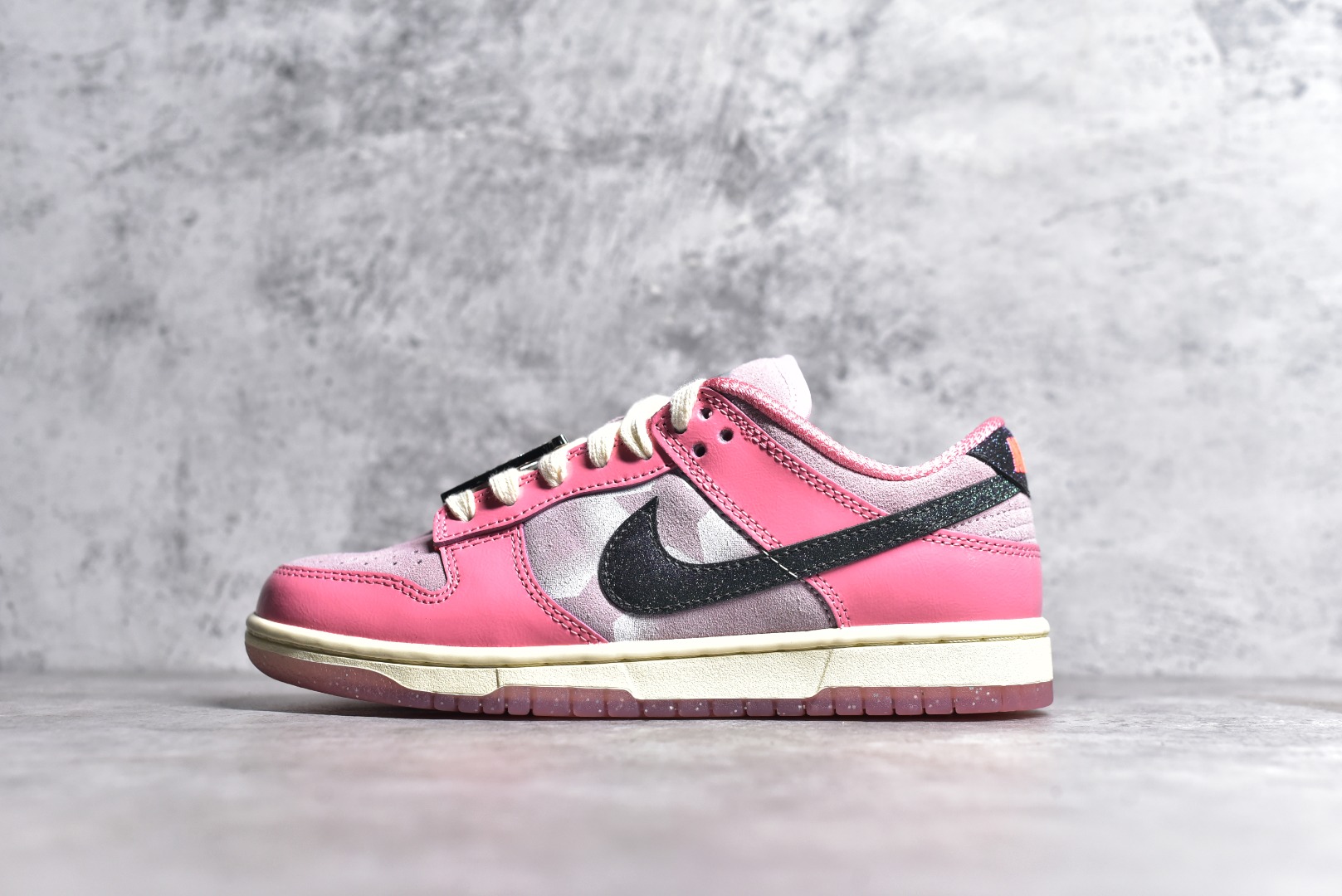 KO SB DUNK LOW HOT PUNCH AND PINK FOAM BARBIE FN8927-621