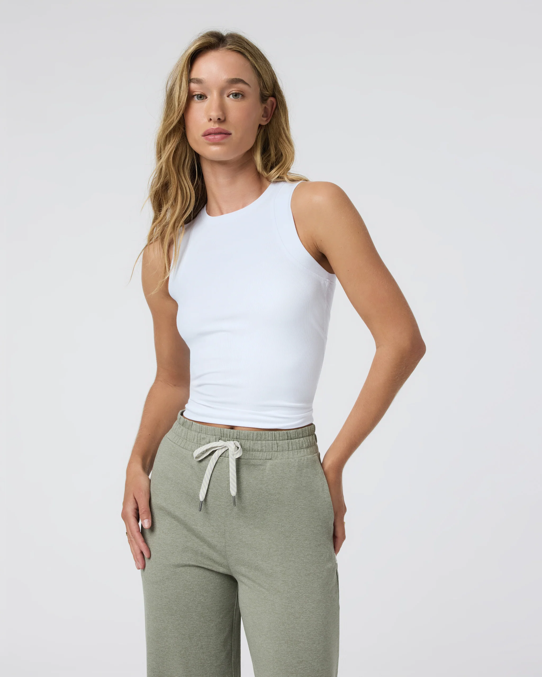 Pose Modern Tank