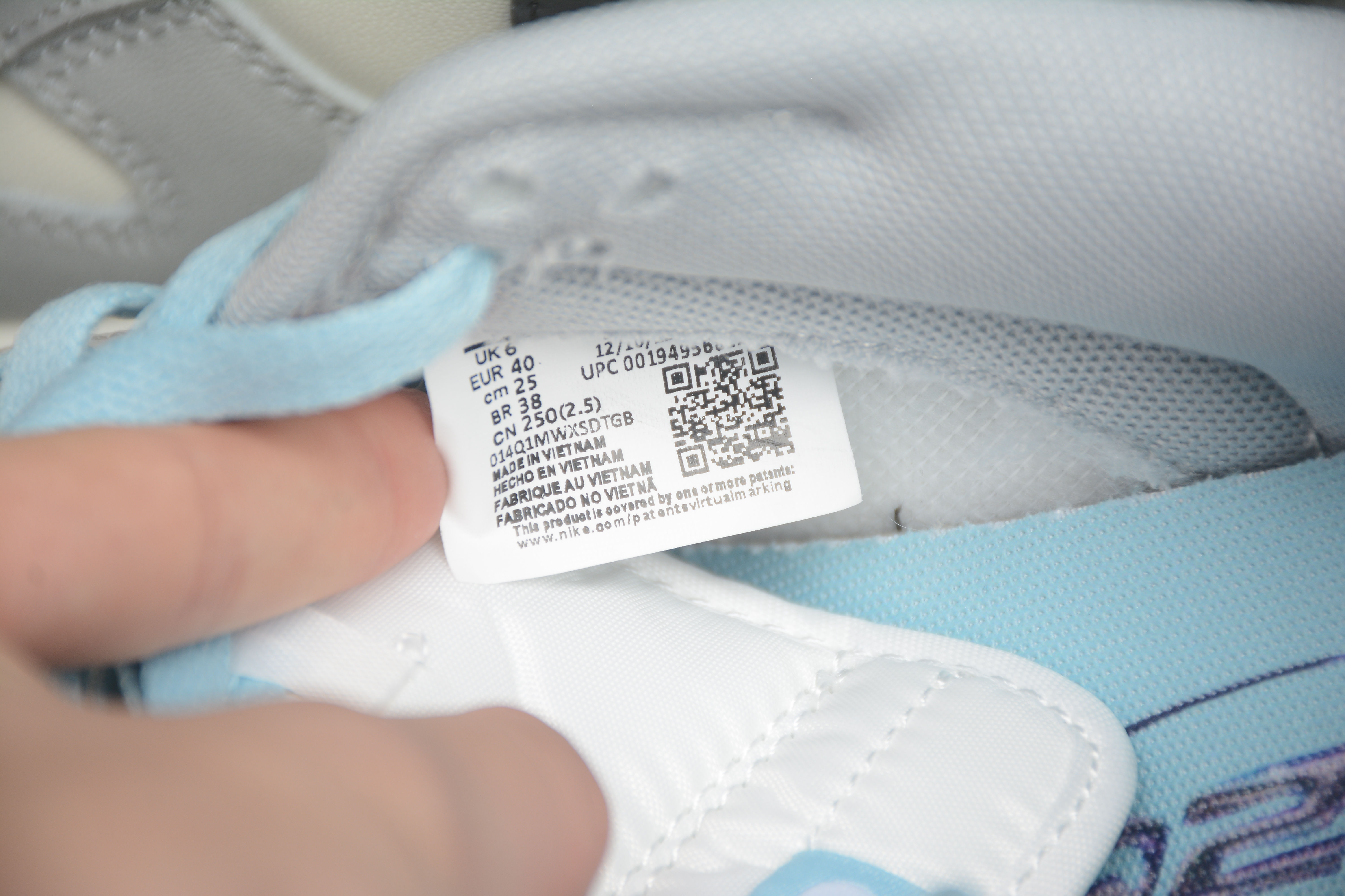 SB Dunk Low 520  FN3433-141