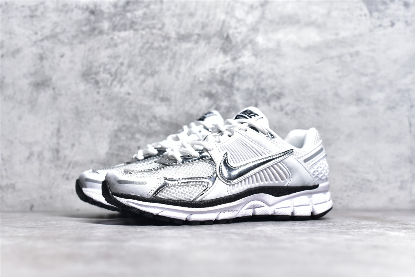 NIKE ZOOM VOMERO 5 PHOTON DUST METALLIC SILVER (W) FD0884-025